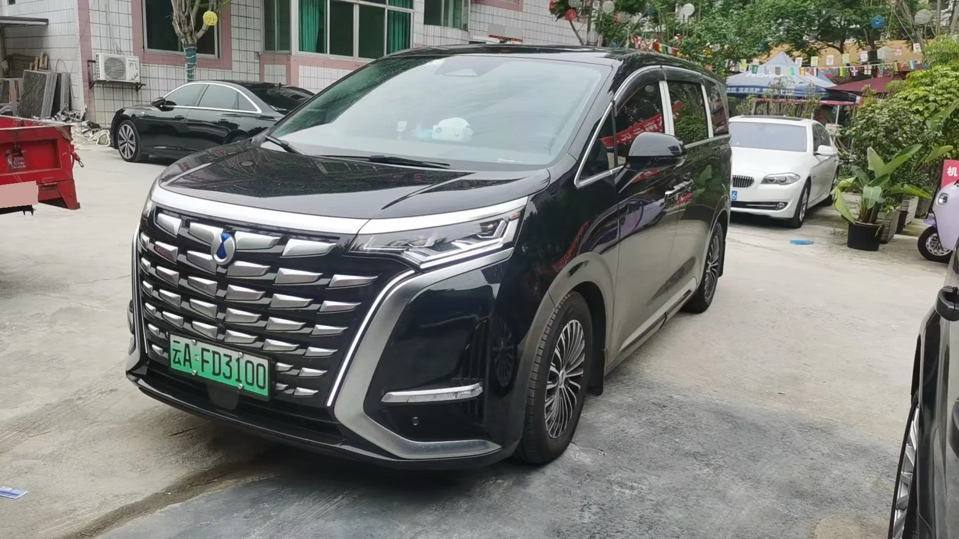 Denza D9 2022 DM-i 970 4WD Premium Edition