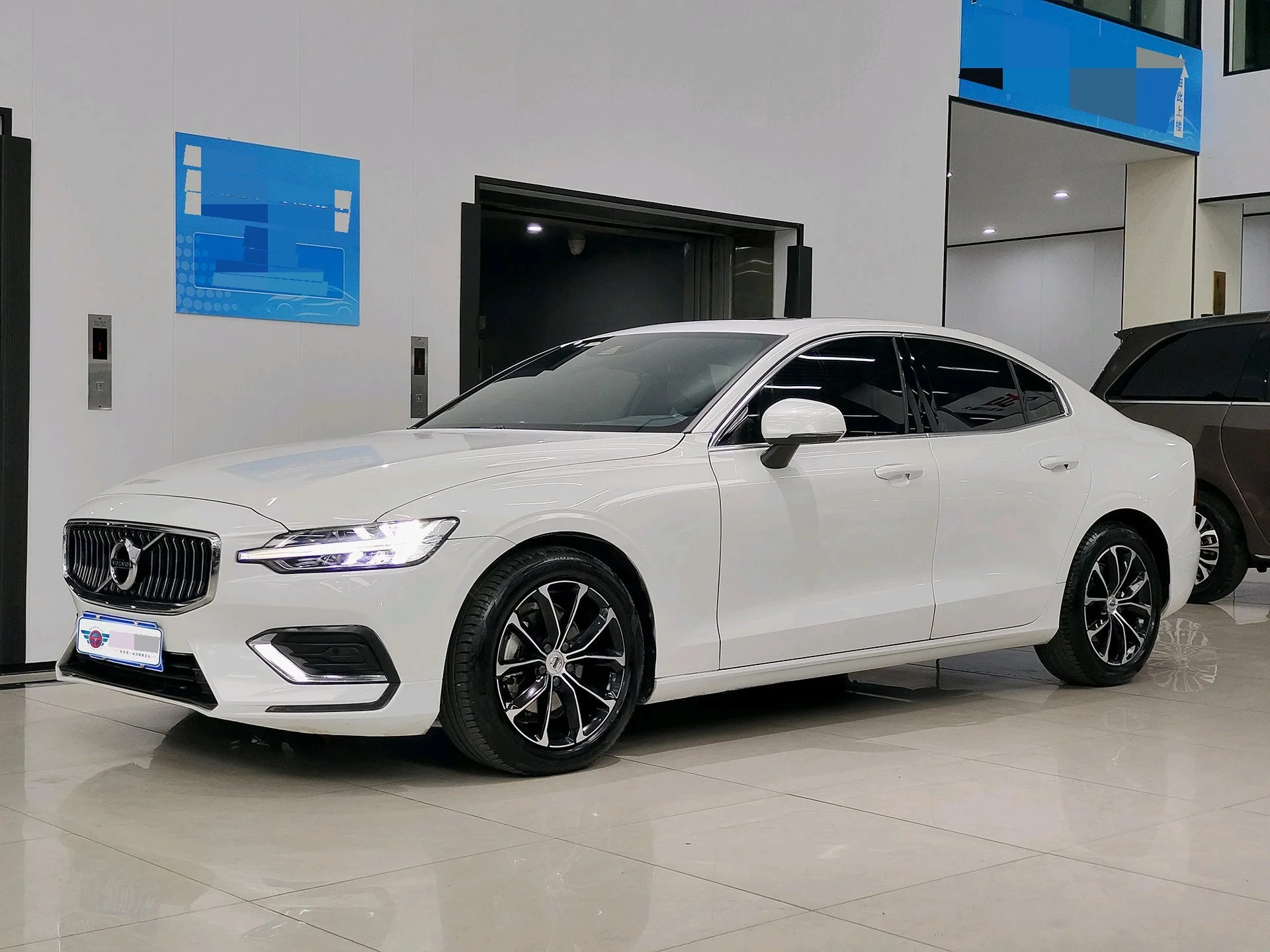 2022 Volvo S60 B4 Smart Comfort Luxury Edition