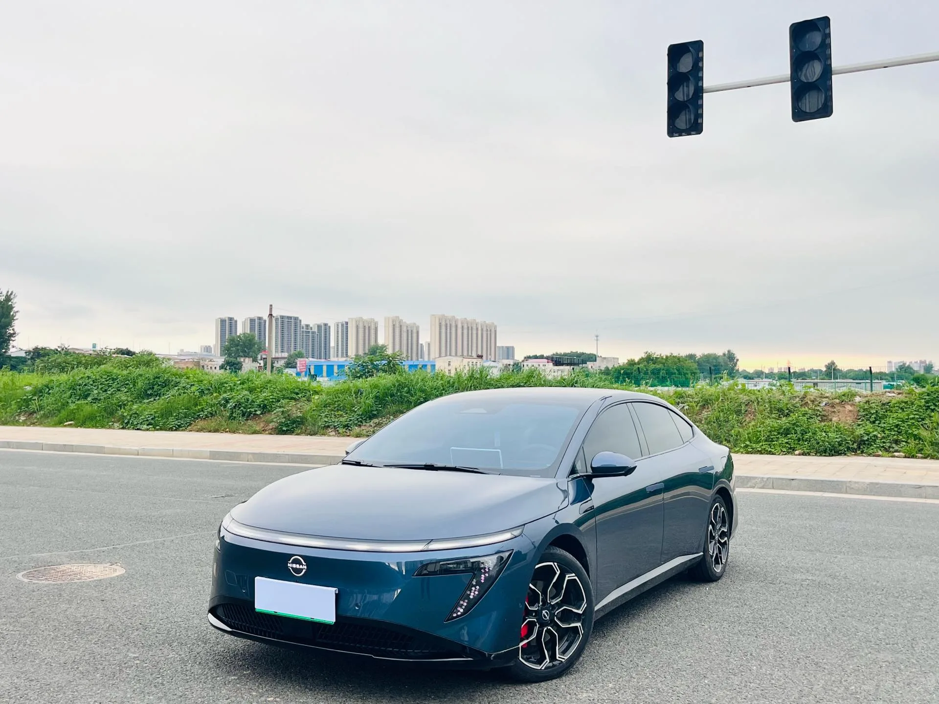 2025 Nissan N7 625 Max Automatic