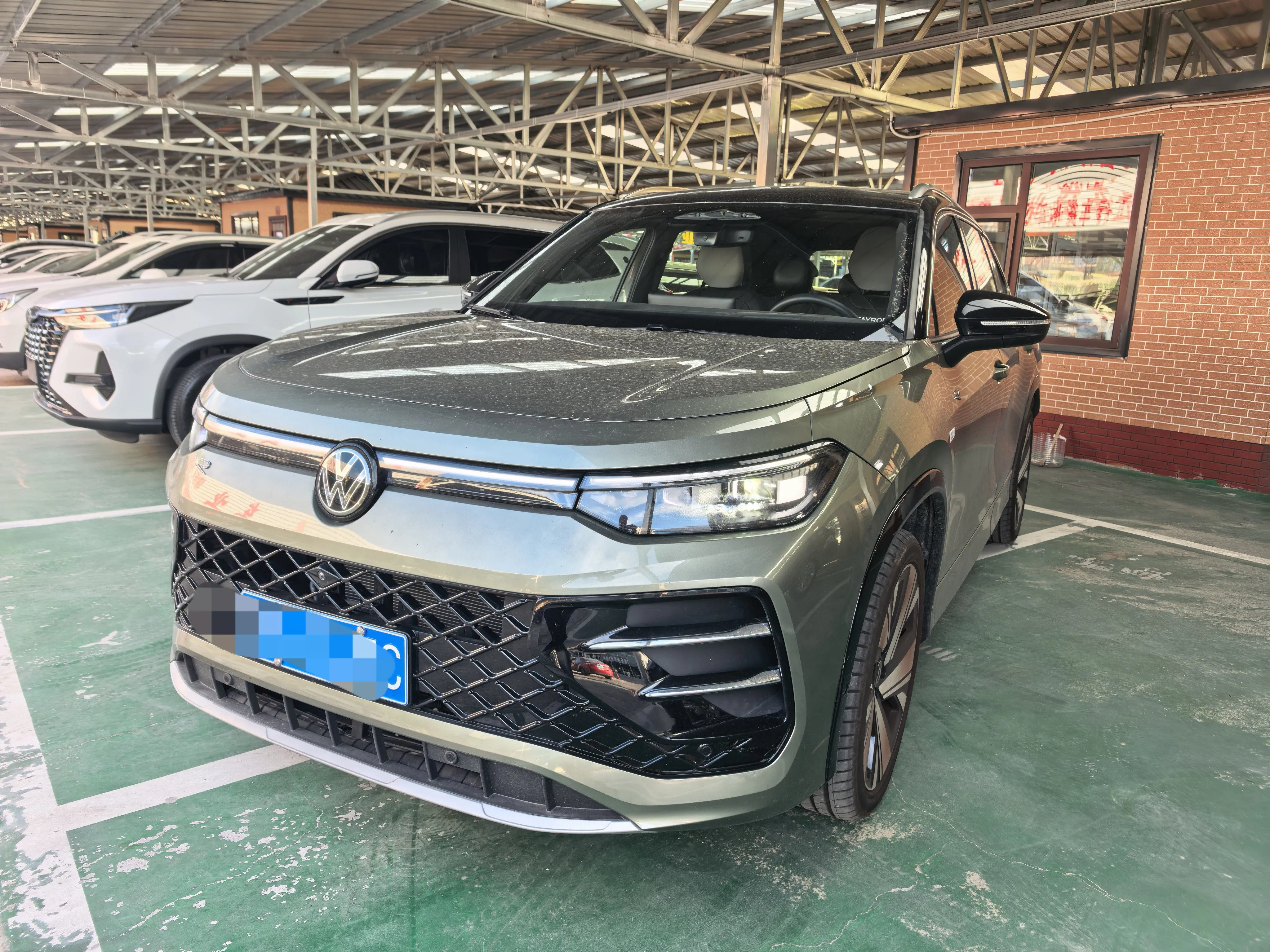 Volkswagen 2025 Tiguan L 2.0TSI 380TSI AWD Luxury Easy Package, Automatic Transmission