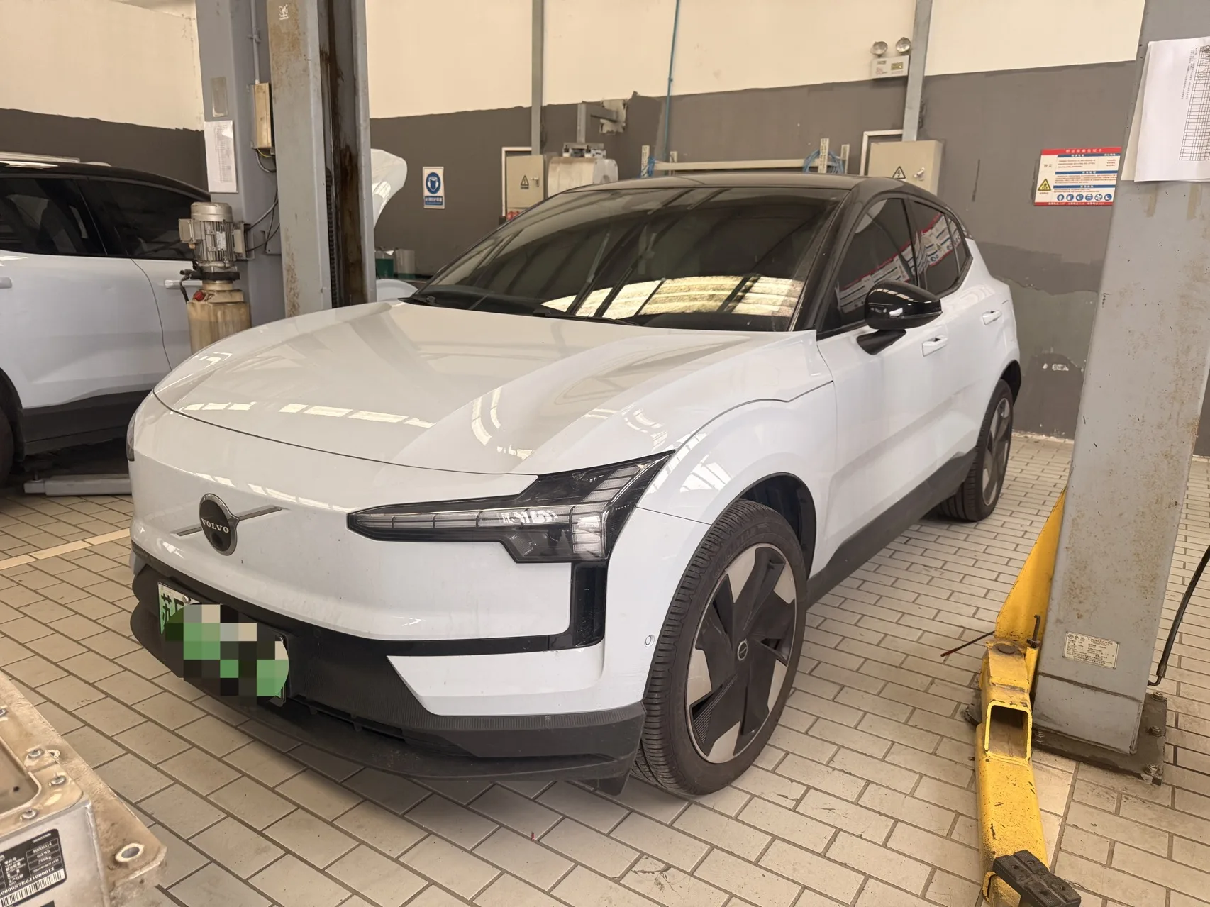 2025 Volvo EX30 Rear-Wheel Drive Long-Range Ultra