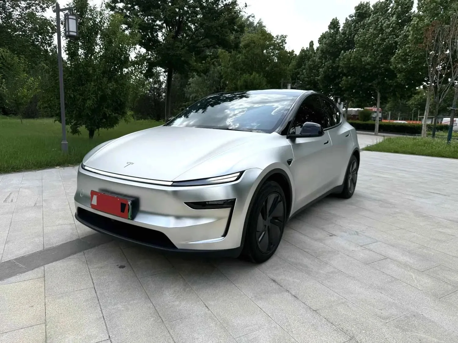 Tesla 2025 Model Y Rear-Wheel Drive Automatic