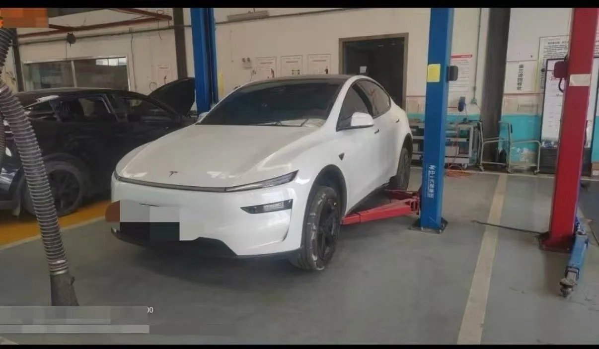Tesla 2026 Model Y Rear-Wheel Drive Automatic
