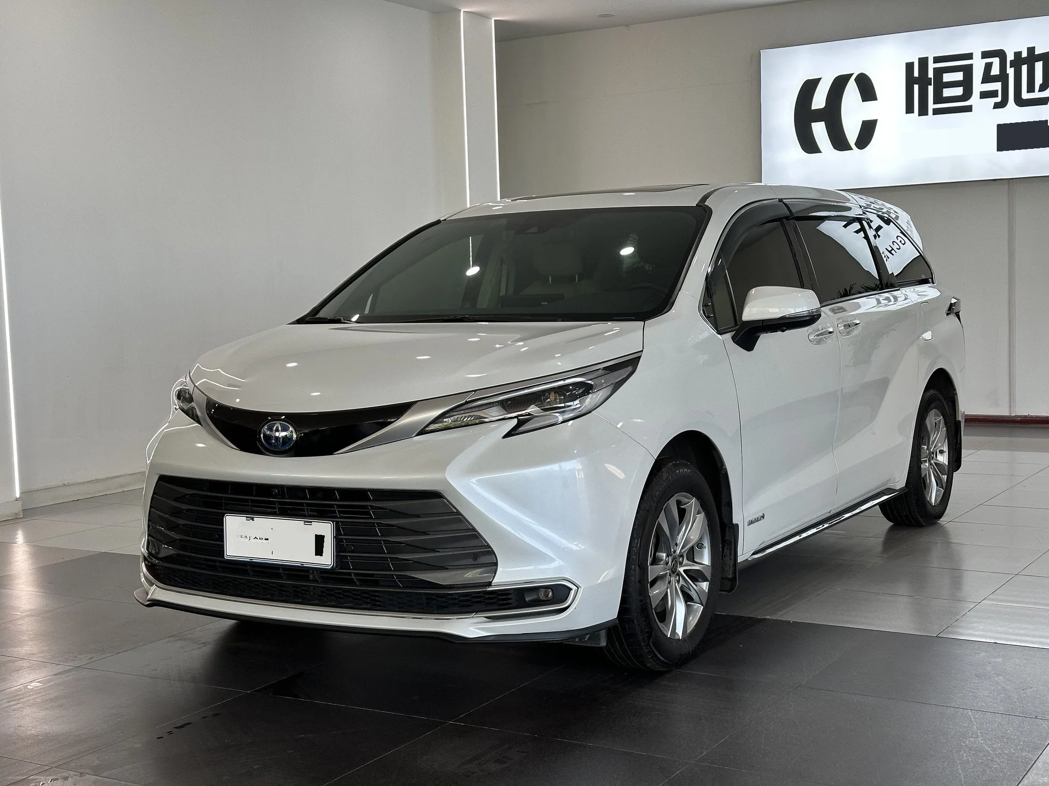 Toyota 2023 Sienna 2.5 CVT Luxury Edition, Automatic Transmission