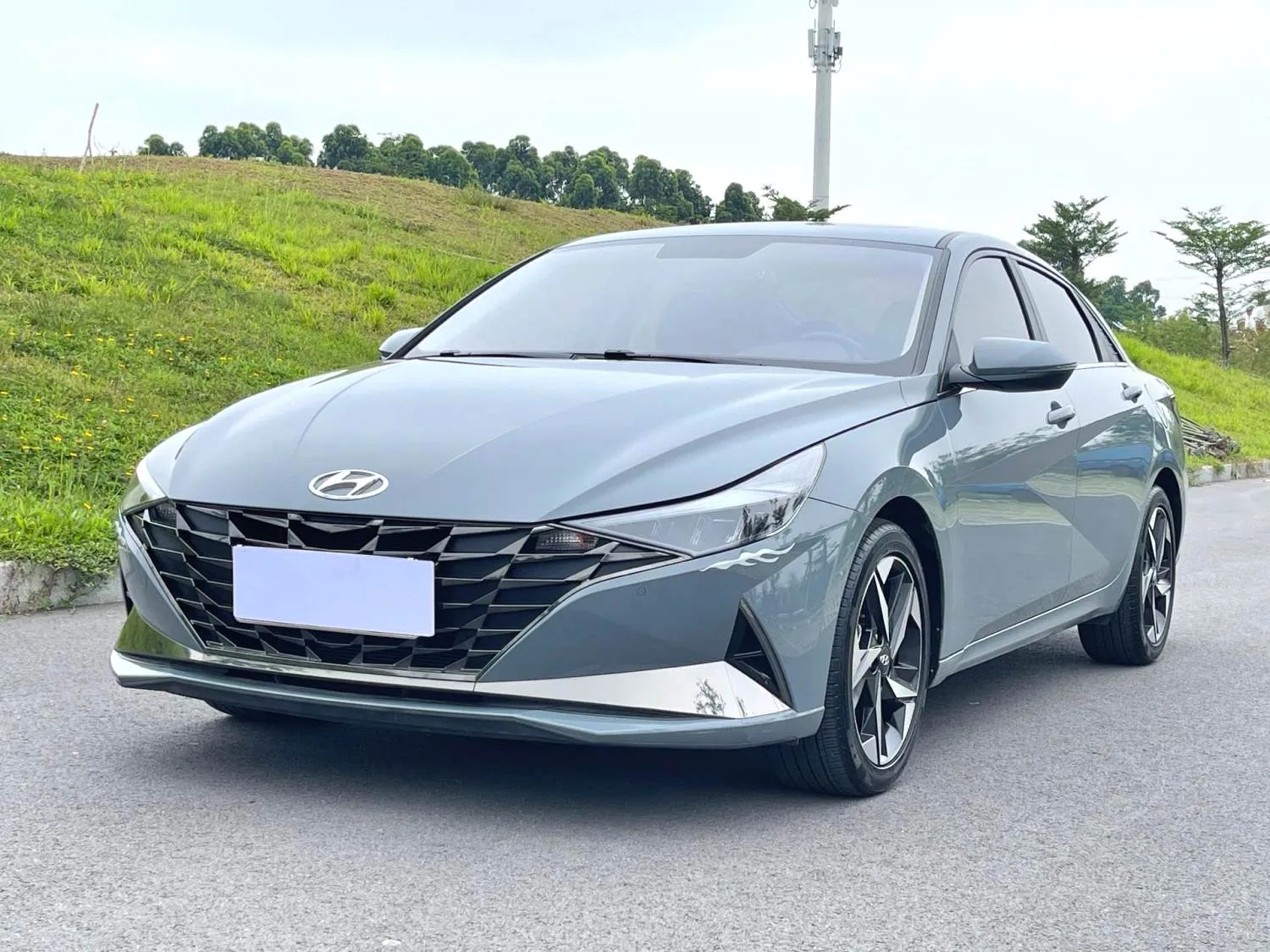 Hyundai Elantra 2021 1.5L CVT LUX Premium Edition