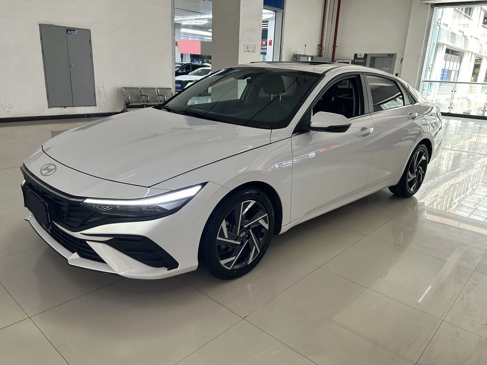 Hyundai Elantra 2023 1.5L CVT LUX Premium Edition