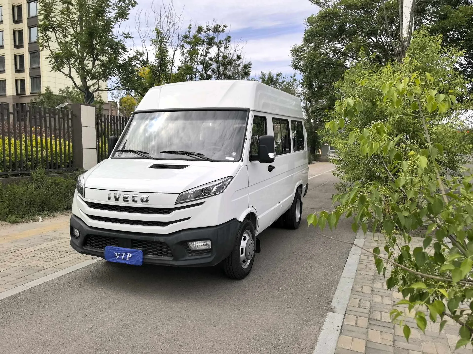 Iveco 2023 Deyi 2.5T A35 M1 Coach, Short Wheelbase, Mid-Roof, Dual Tires, Side Sliding Doors, 5–9 Seats, Manual Transmission