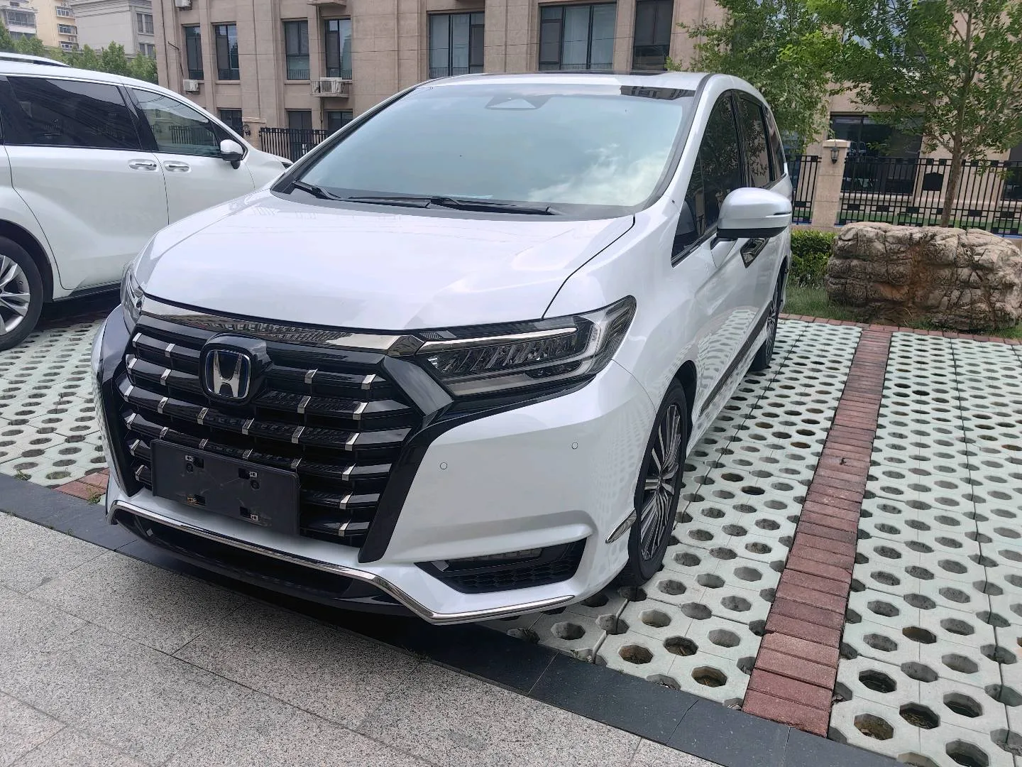 Honda 2024 Elysion e:HEV 2.0 CVT Luxury Edition Automatic