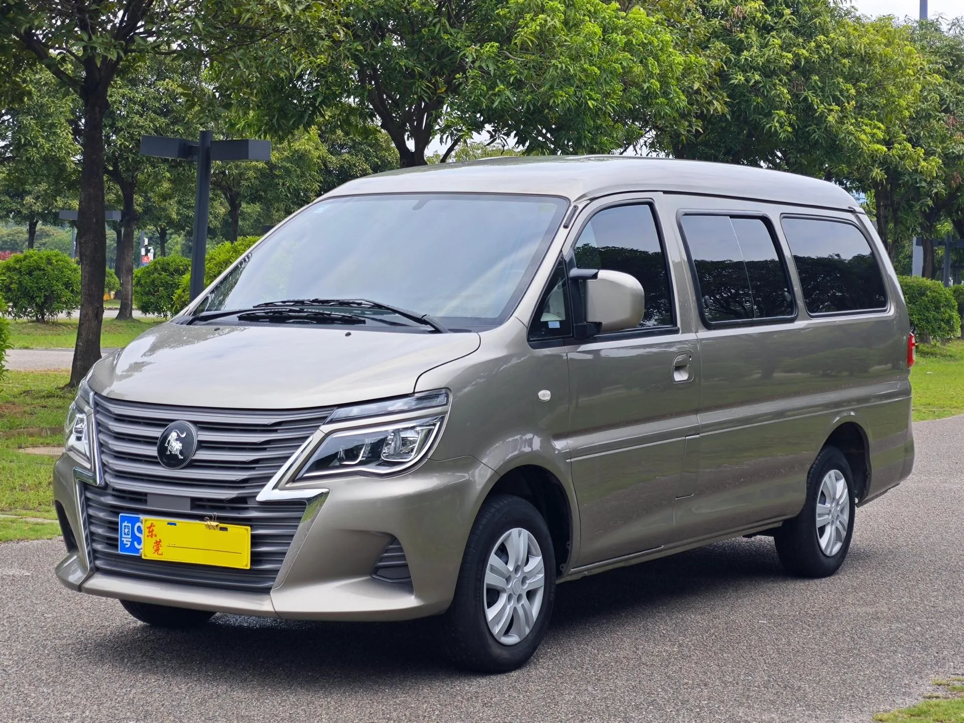 Fengxing Lingzhi M5L 2023 Model Year Lingzhi M5L 1.6 Comfort Edition 7-Seater Manual Transmission
