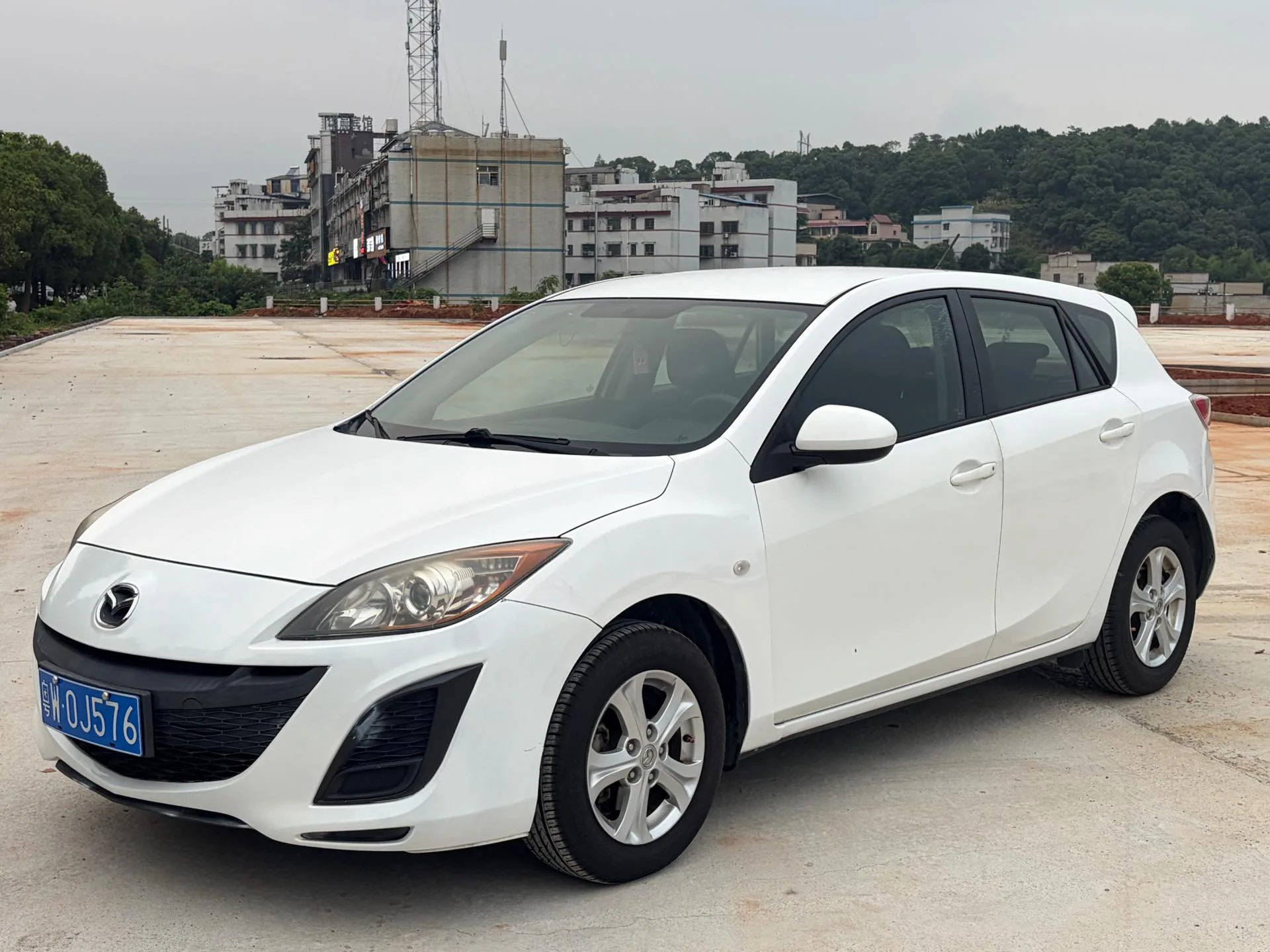 2012 Mazda 3 Axela Hatchback 1.6 Comfort Edition Manual Transmission