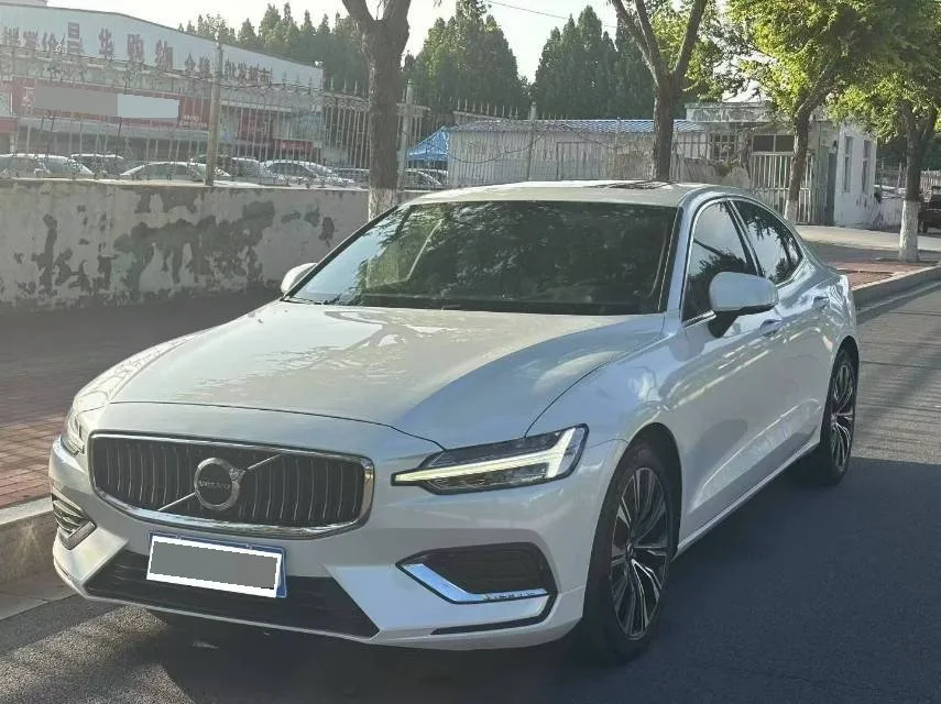 2025 Volvo S60 B4 Smart Luxury Edition