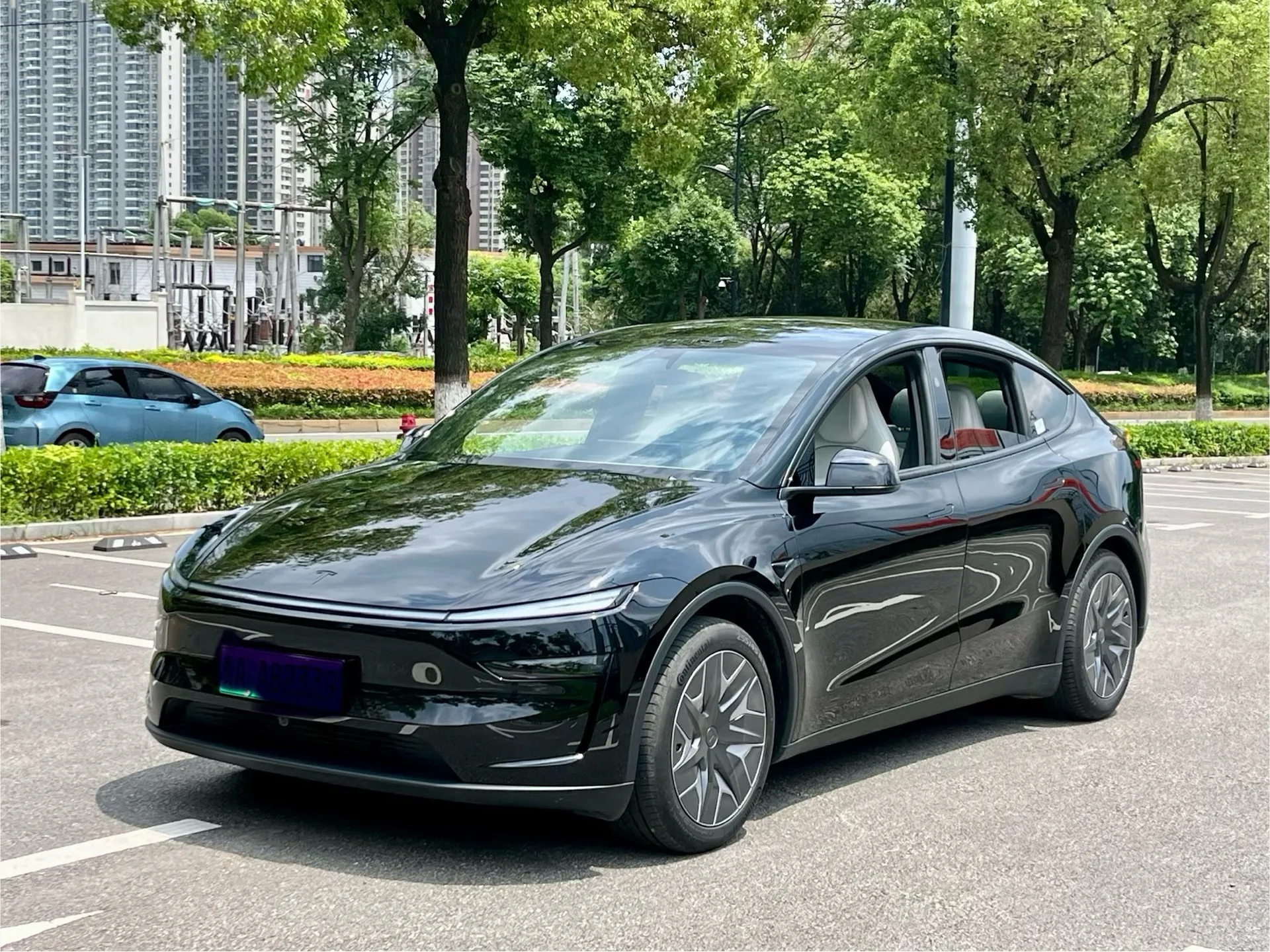 Tesla 2025 Model Y L Long Range All-Wheel Drive Automatic