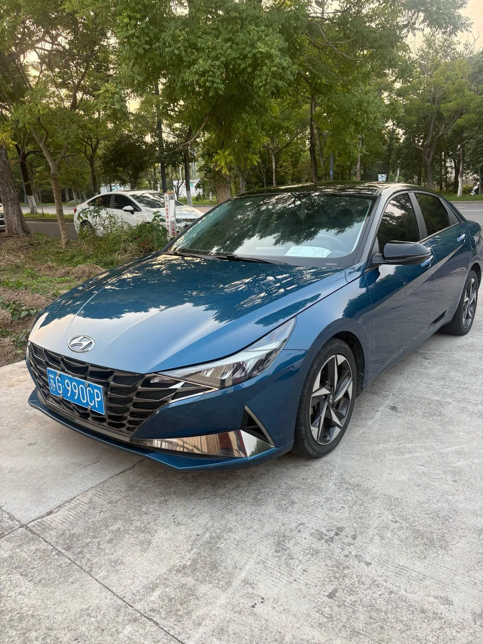 Hyundai Elantra 2021 1.5L CVT LUX Premium Edition
