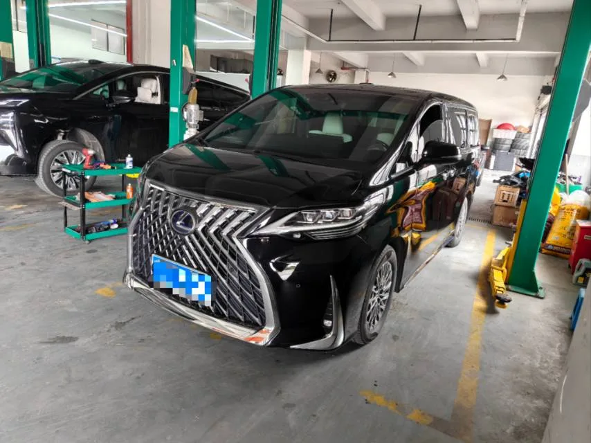 2020 Lexus LM 300h Four-Seater "Imperial" Edition