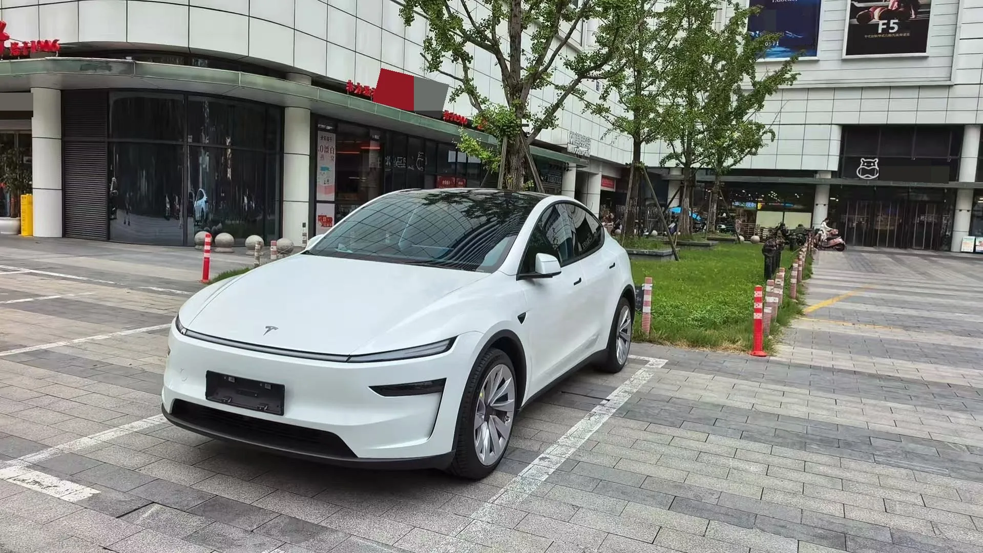 Tesla 2025 Model Y Rear-Wheel Drive First Edition Automatic