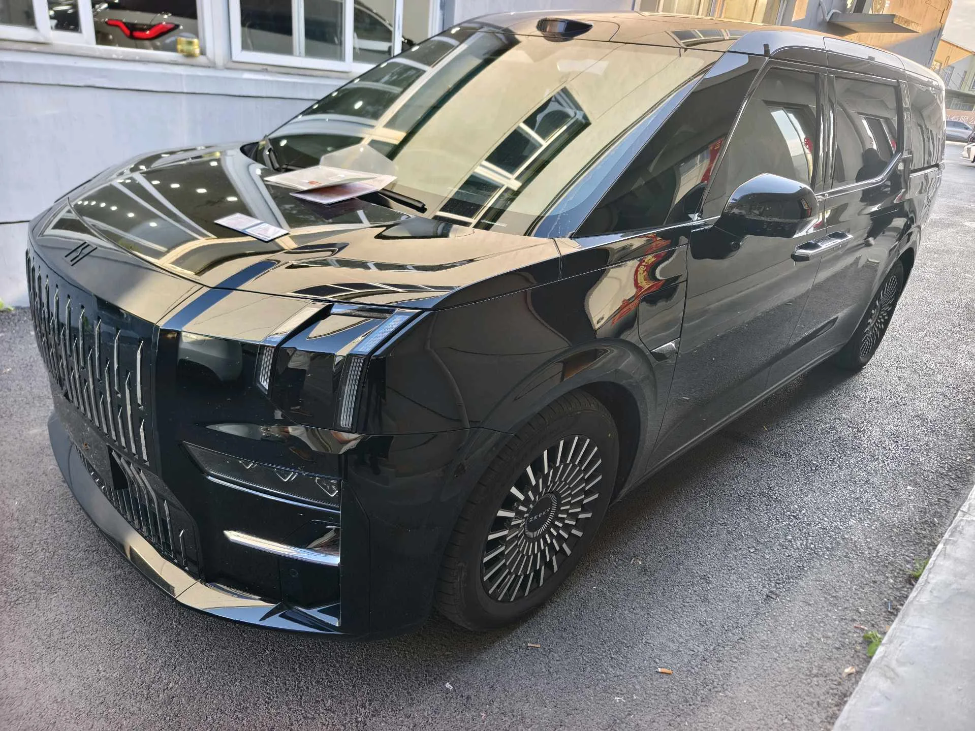 Zeekr 009 2024 Model Year, Six-Seater Executive Edition, AWD, 140kWh