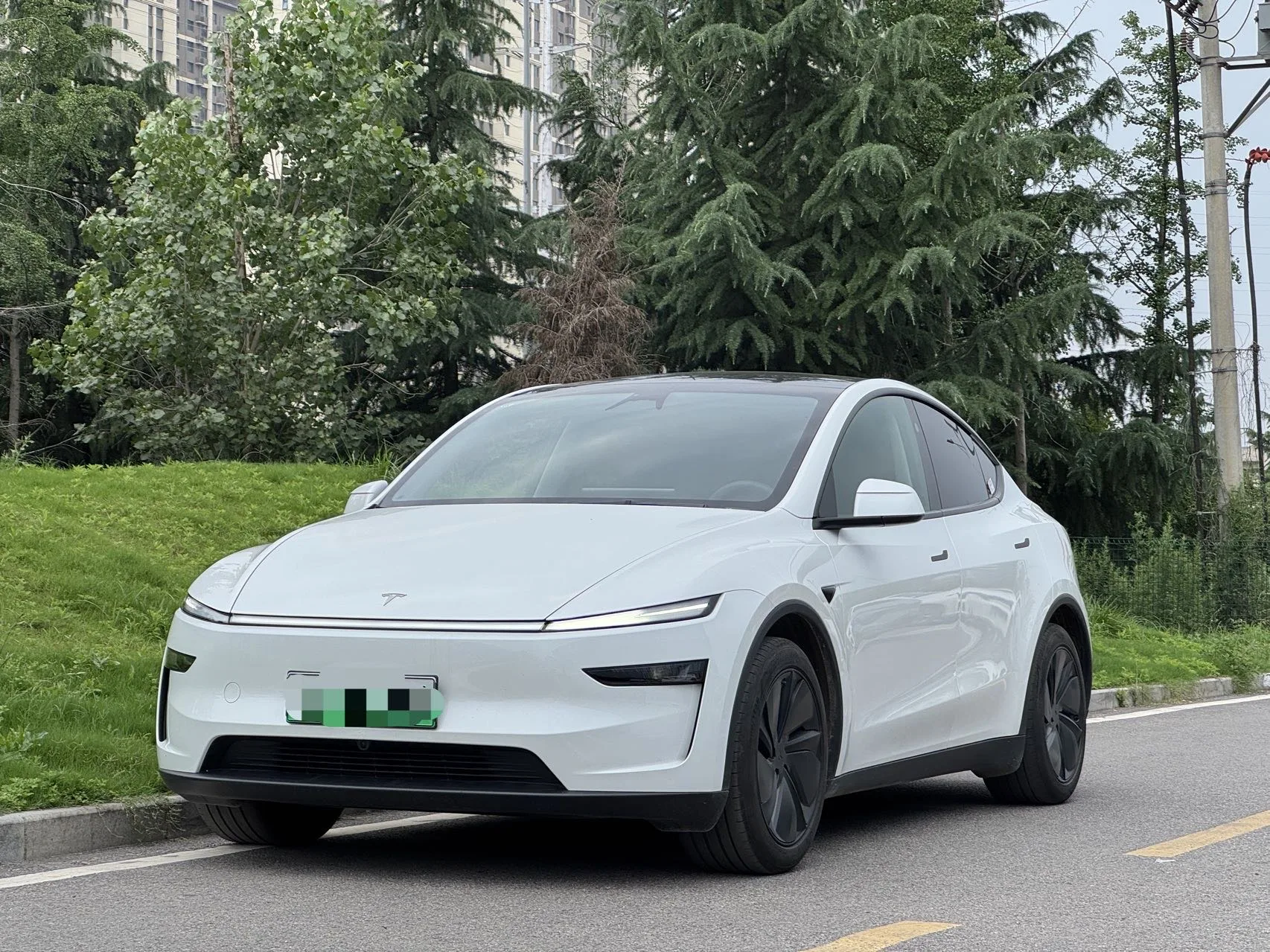 Tesla 2025 Model Y Rear-Wheel Drive Automatic