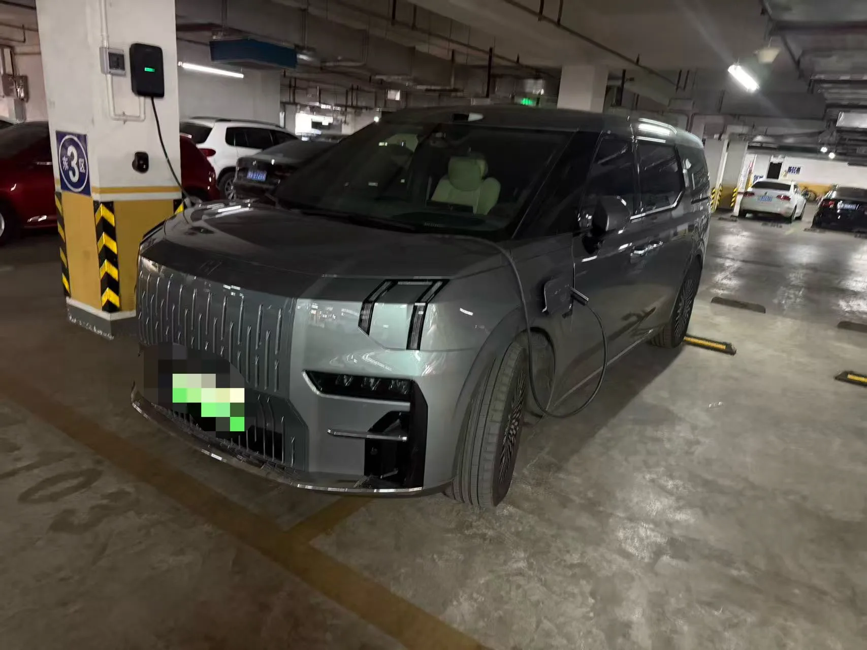 Zeekr 009 2024 Model Year, 7-Seater with Center Console, AWD, 108kWh