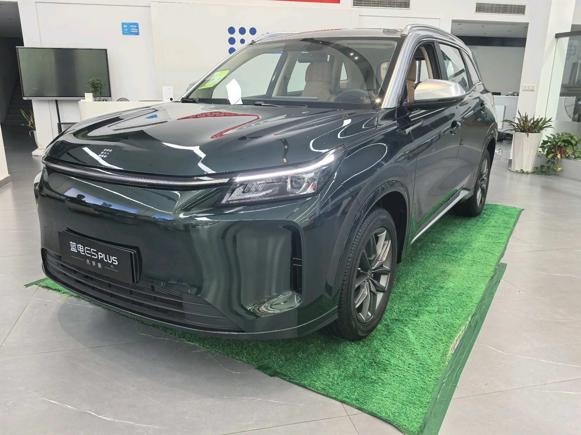 LanDian 2025 Model Year LanDian E5 PLUS 1.5 CVT 165 km Long-Range Early Access Edition 7-Seater Automatic Transmission