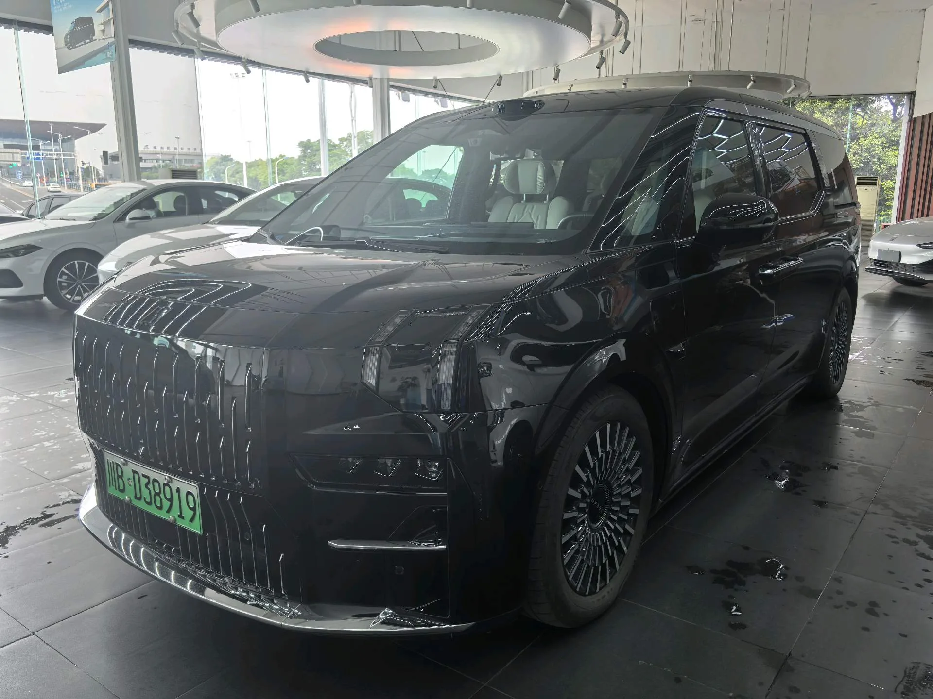 Zeekr 2024 Zeekr 009 Six-Seater Executive Edition AWD 108kWh Automatic Transmission