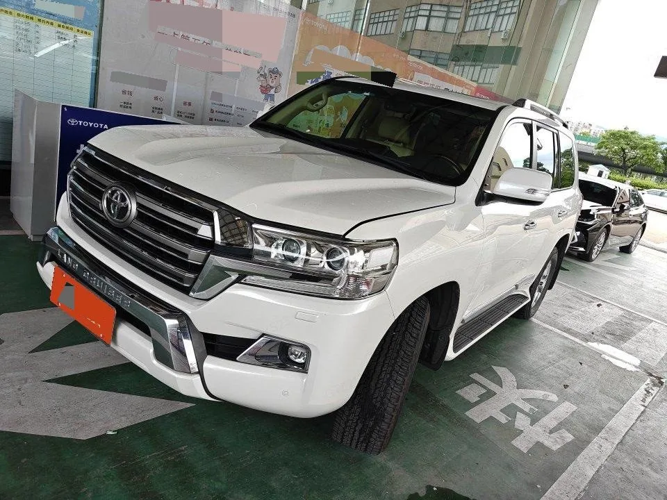 Land Cruiser (Imported) 2015 Model Year 4.0L V6 Middle East Limited Edition