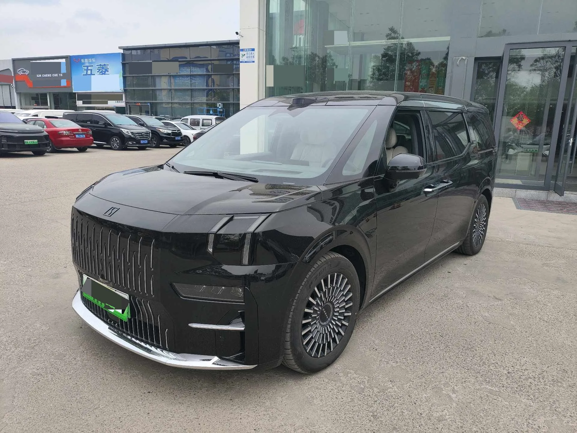 Zeekr 009 2024 Model Year, 7-Seater with Center Console, AWD, 108kWh