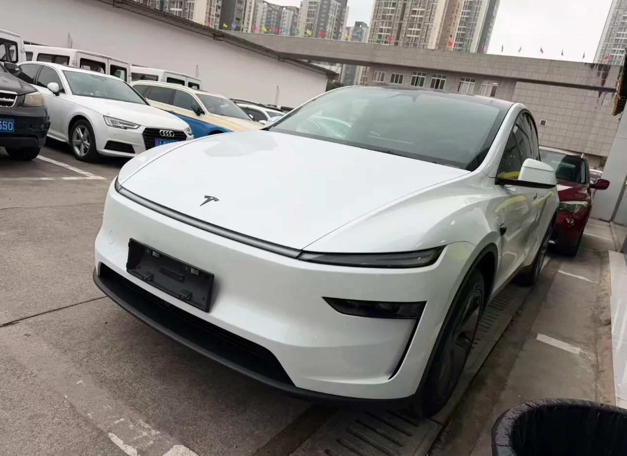 Tesla 2026 Model Y Rear-Wheel Drive Automatic