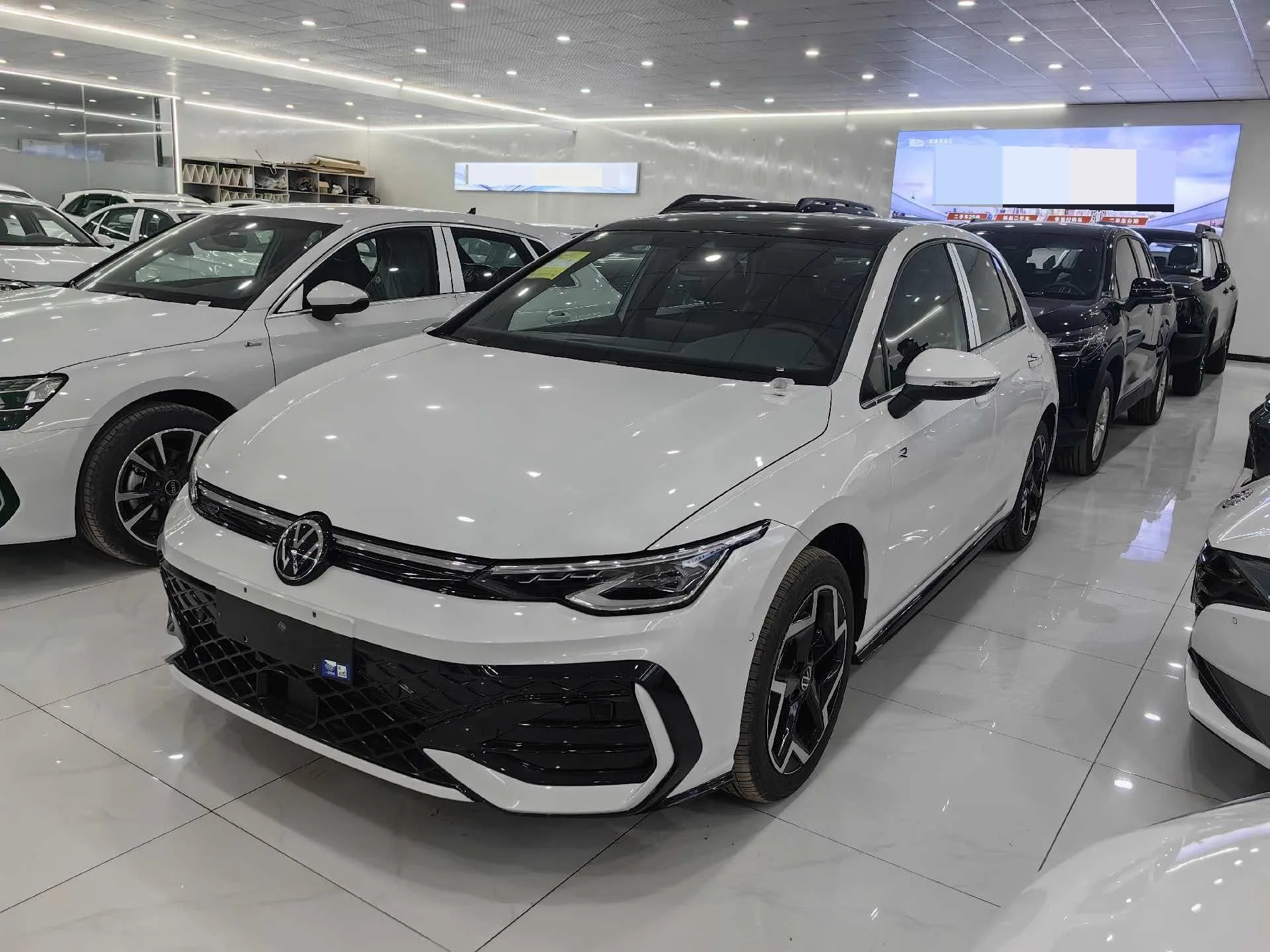 Volkswagen 2025 Golf 8 R-Line 1.5TSI 300TSI Automatic