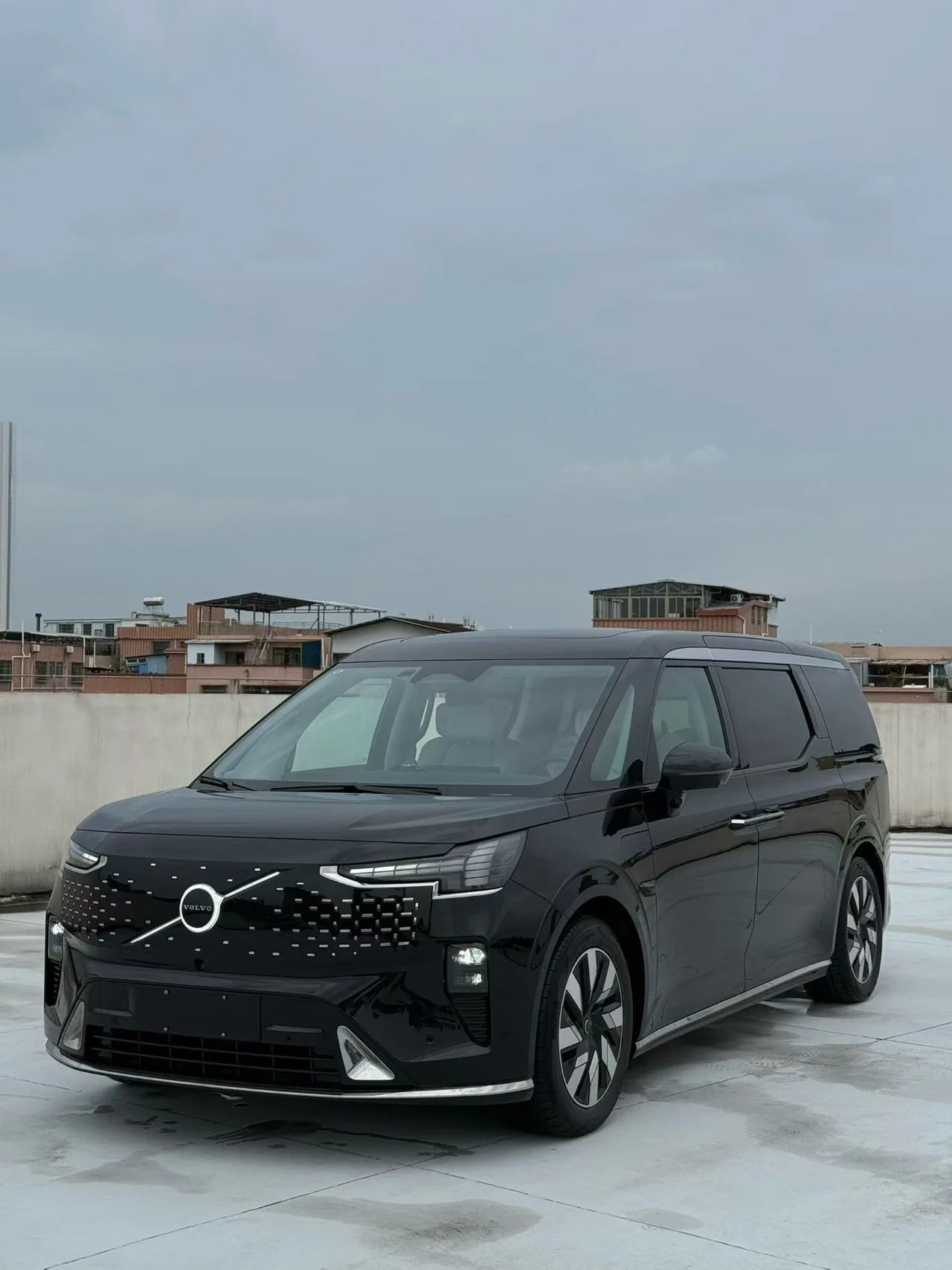 Volvo EM90 2025 Ultra 6-seater