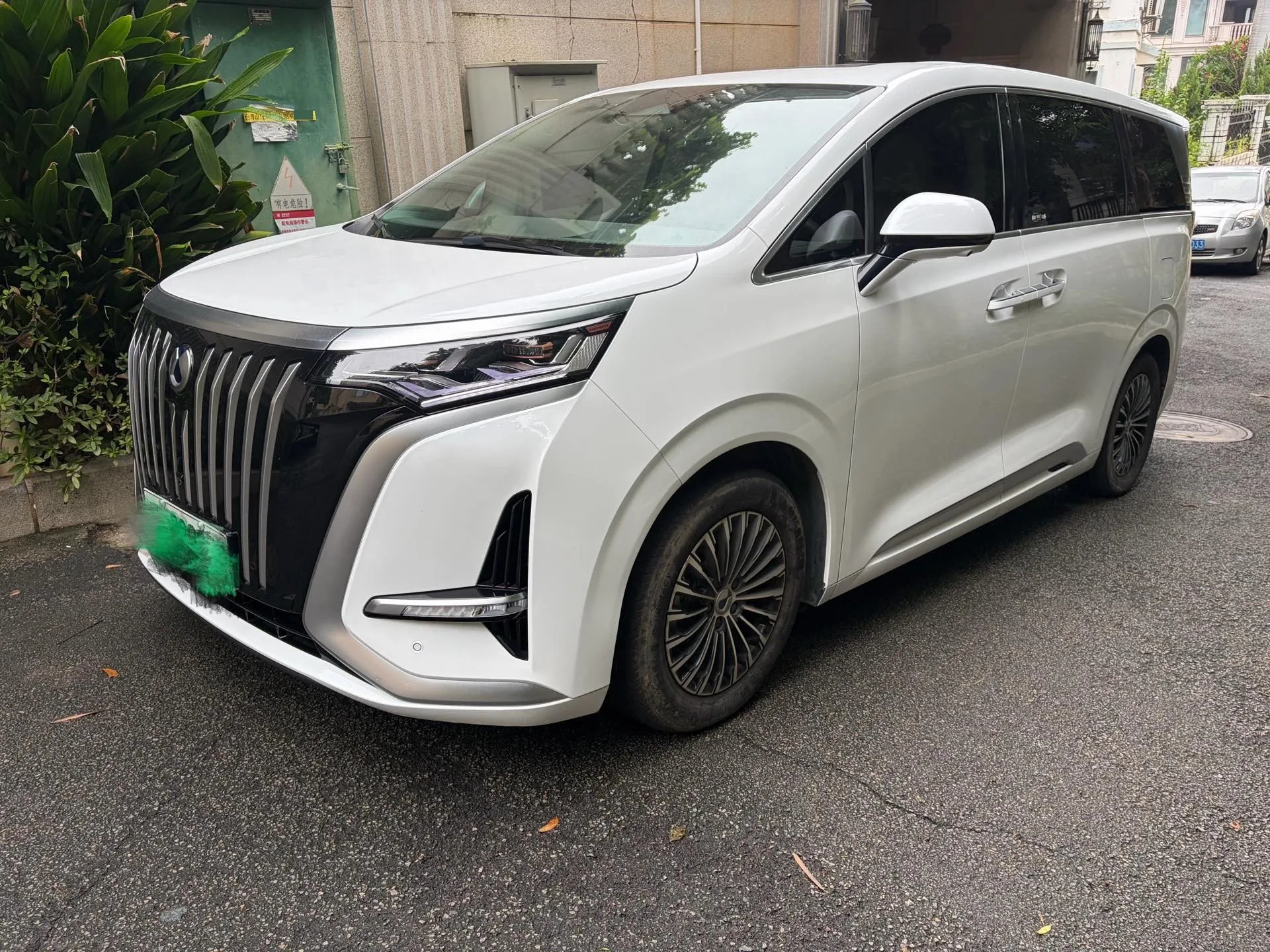Denza D9 2022 EV 600 AWD Premium Edition