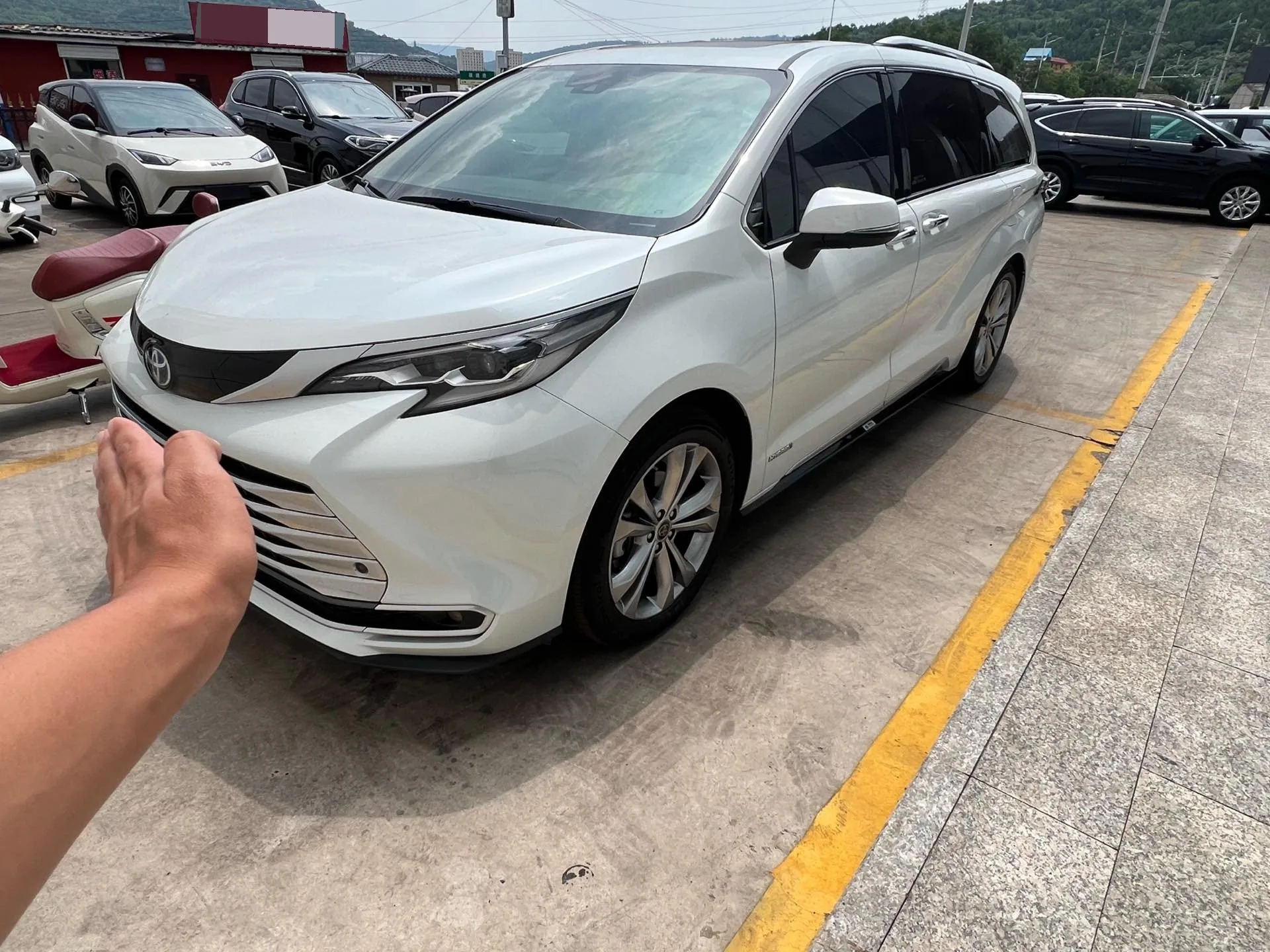 Toyota 2023 Sienna 2.5 CVT Platinum Edition Automatic
