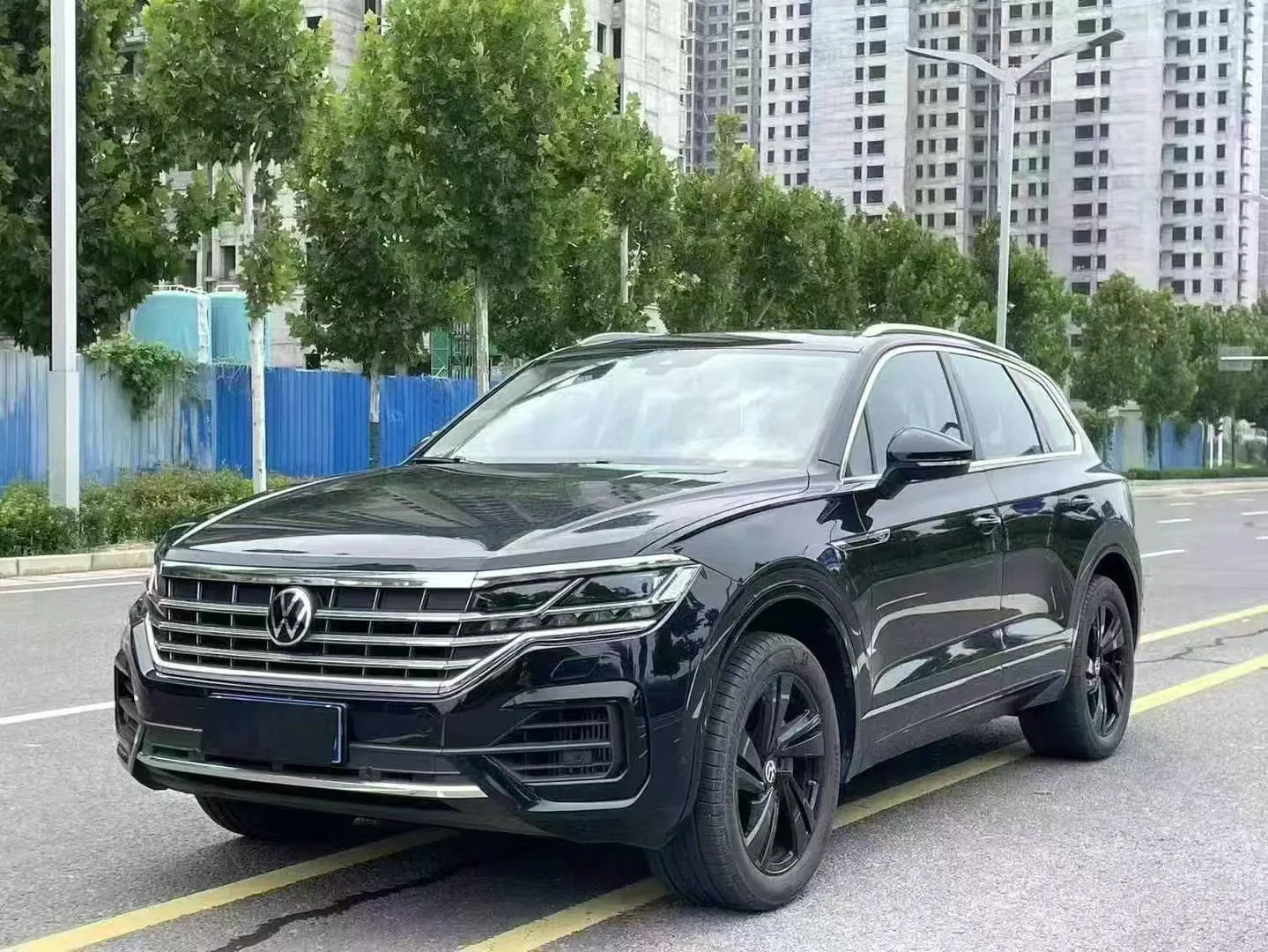 2022 Volkswagen Touareg 3.0 TSI R-Line with Radiant Black Sport Package