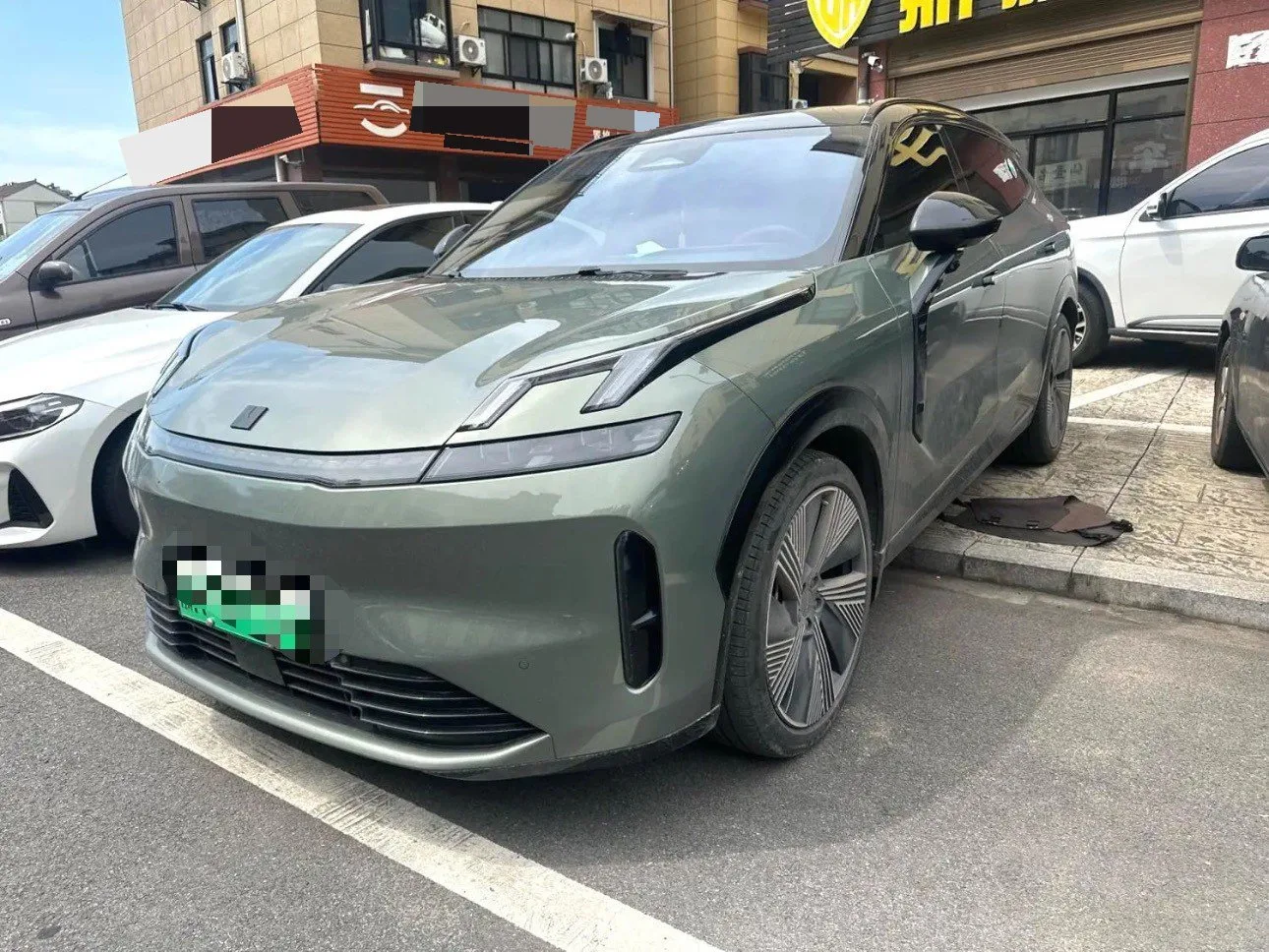 Lynk & Co 08 New Energy 2023 Model Year, 220 km, AWD Performance Halo