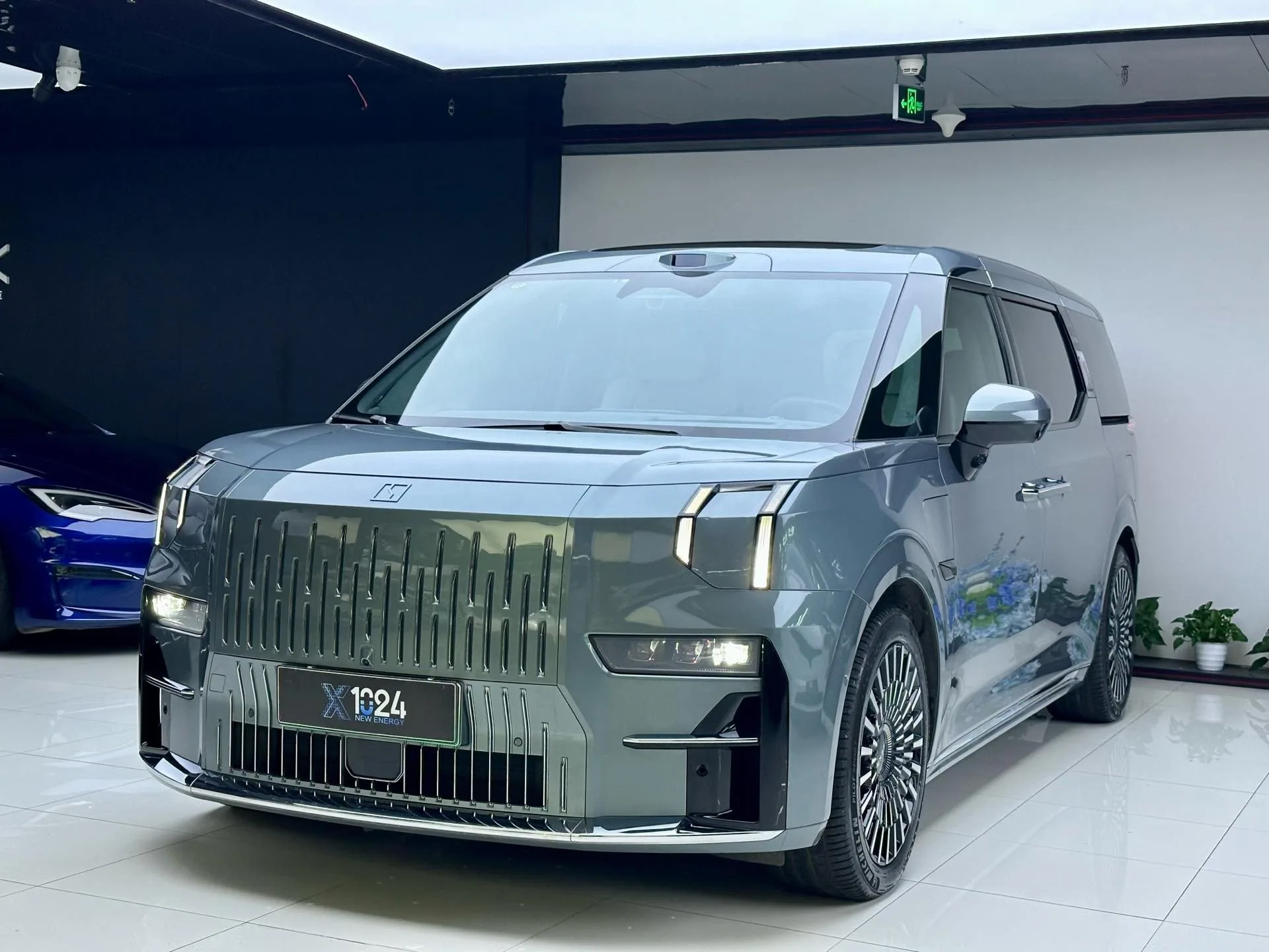 Zeekr 2024 Zeekr 009 7-Seater with Center Aisle, AWD, 140kWh, Automatic Transmission