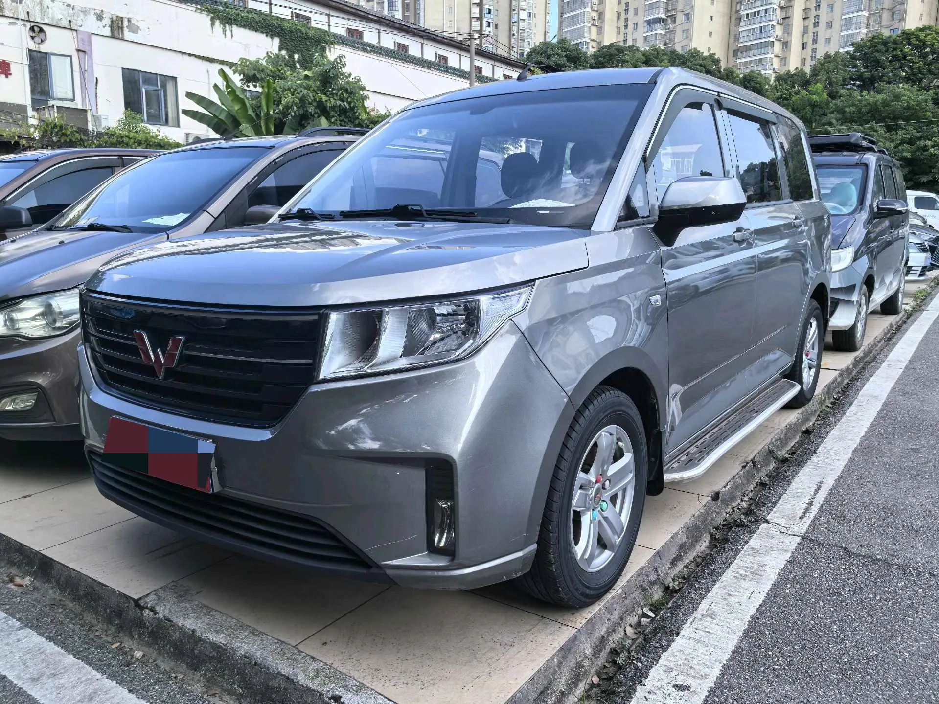 Wuling 2019 Hongguang PLUS 1.5T Deluxe 7-Seater Manual Transmission