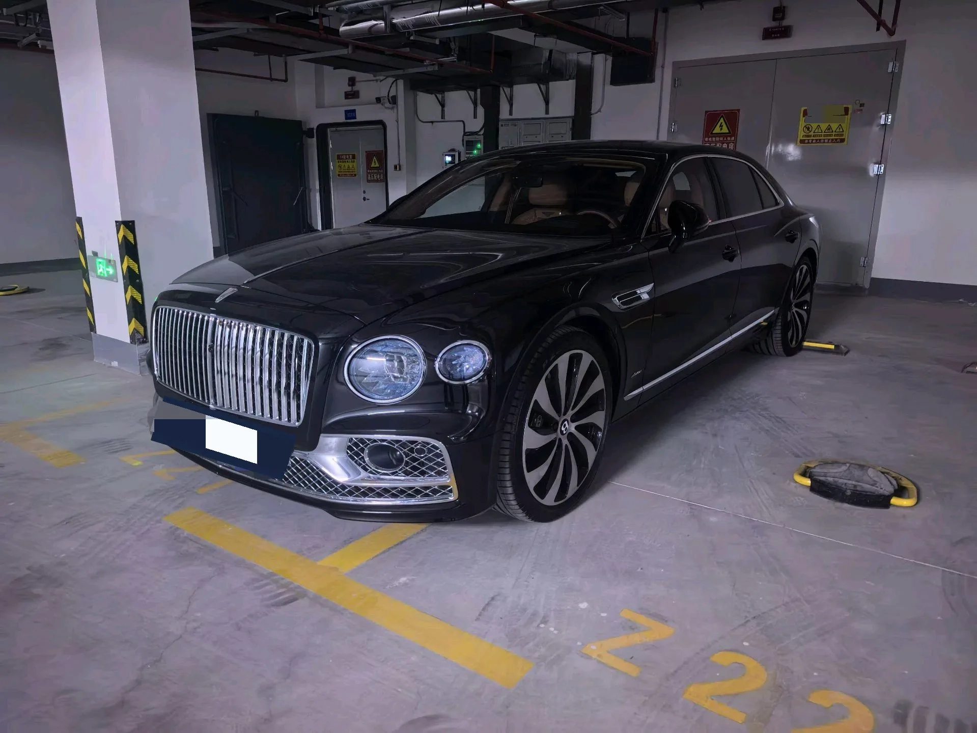 Bentley Flying Spur (Imported) 2024 Model Year Flying Spur V8 4.0T Elegance Edition, Automatic Transmission