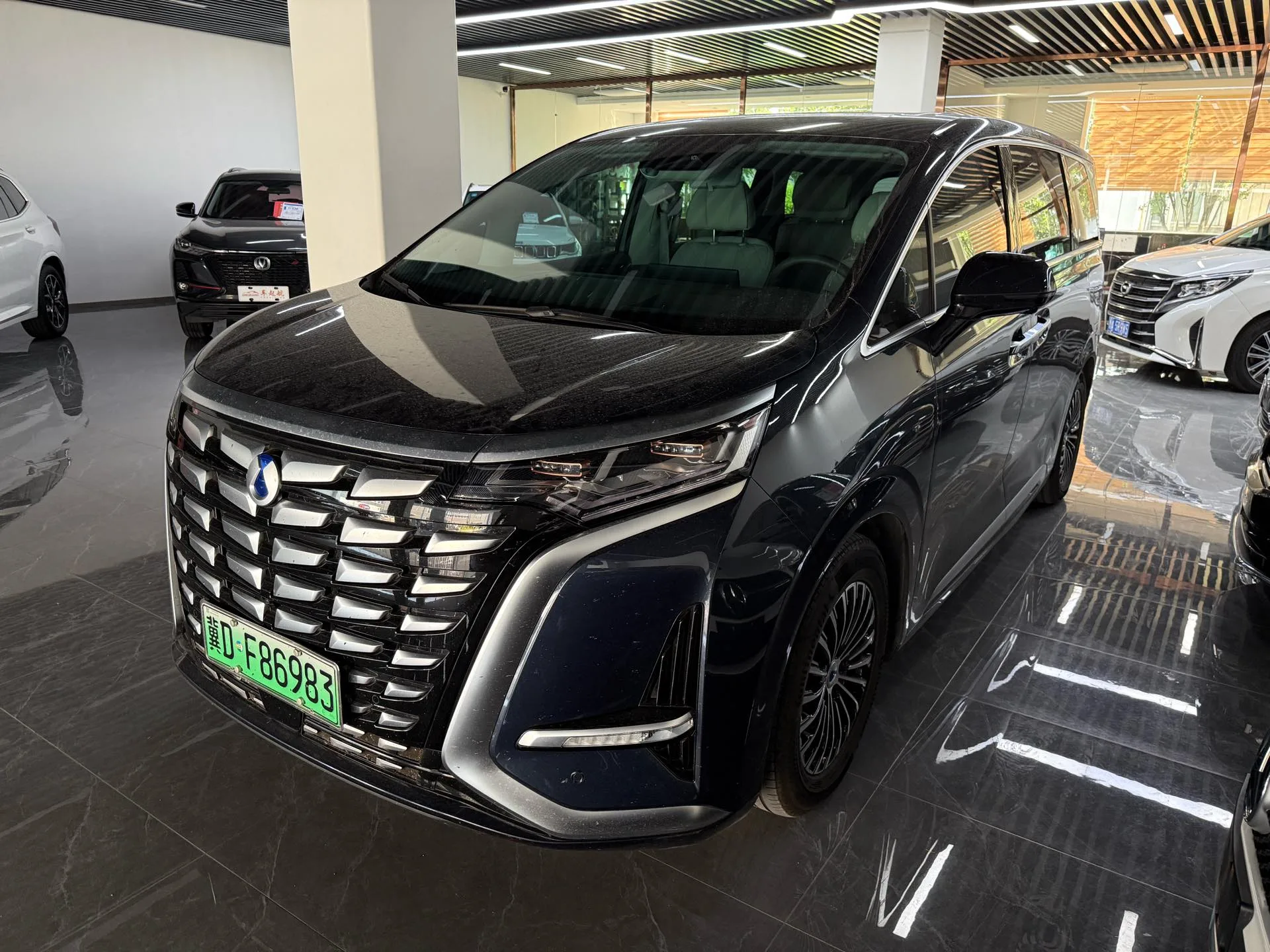 Denza D9 2022 DM-i 970 4WD Premium Edition