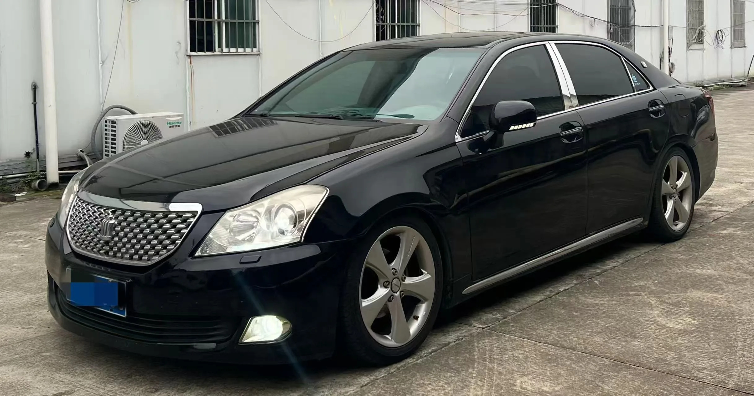 Crown 2011 Model Year 2.5L Royal Leather Sunroof Special Edition