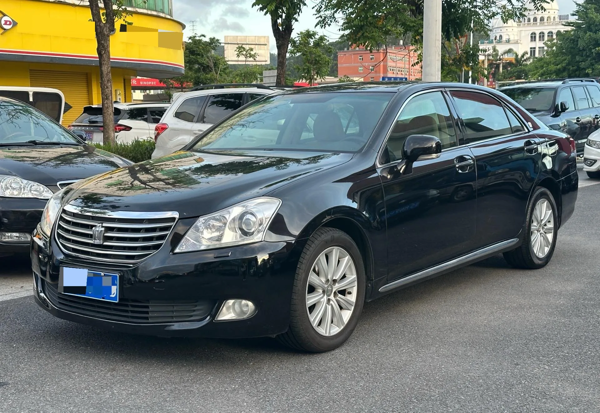 Crown 2010 Model Year 2.5L Royal Leather Sunroof Edition