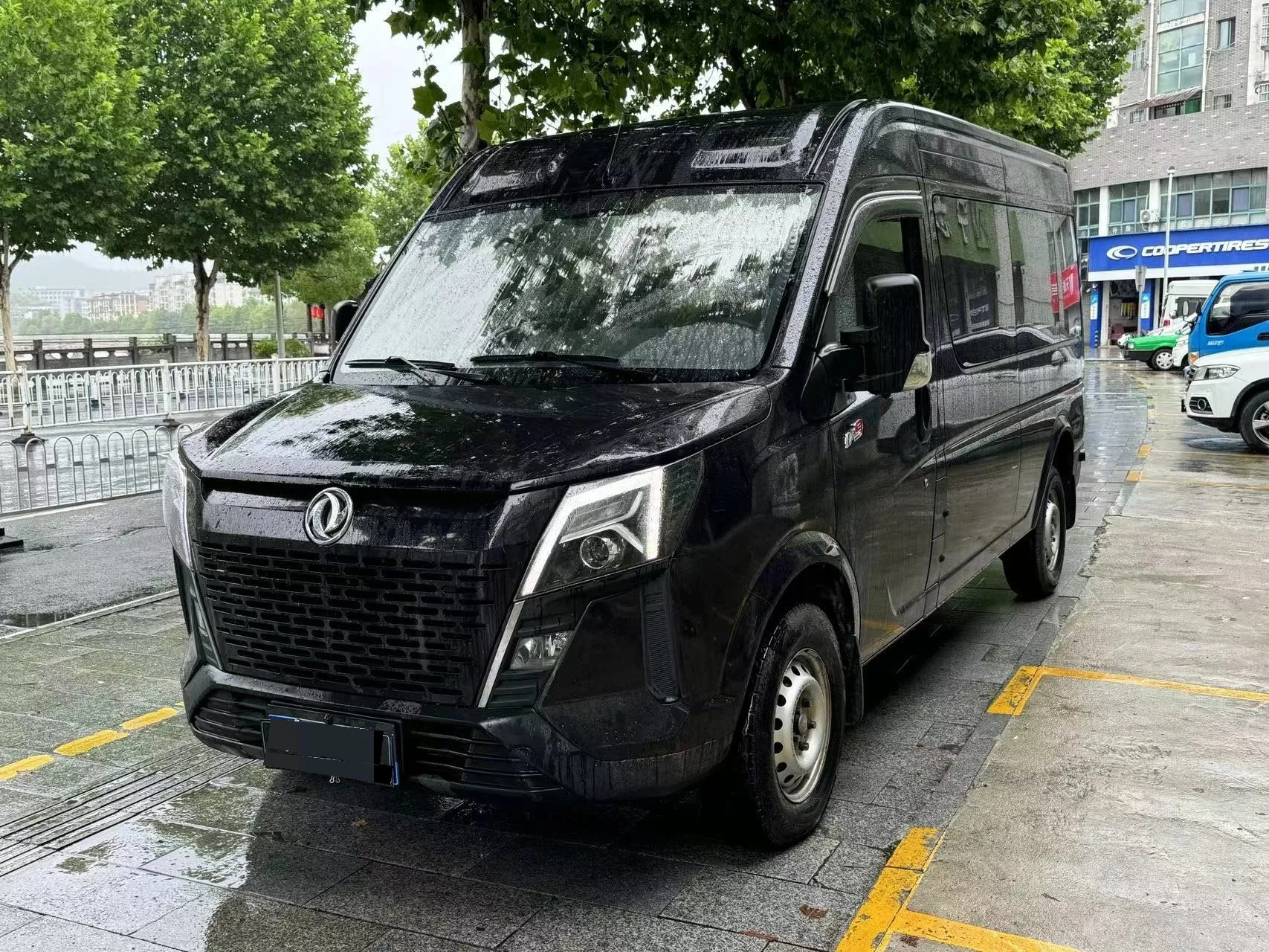Dongfeng Bus 2023 Yufeng 2.0T V9+ Front-Wheel Drive Multi-Purpose Mid-Axle High-Roof 7/8/9-Seater Automatic Transmission