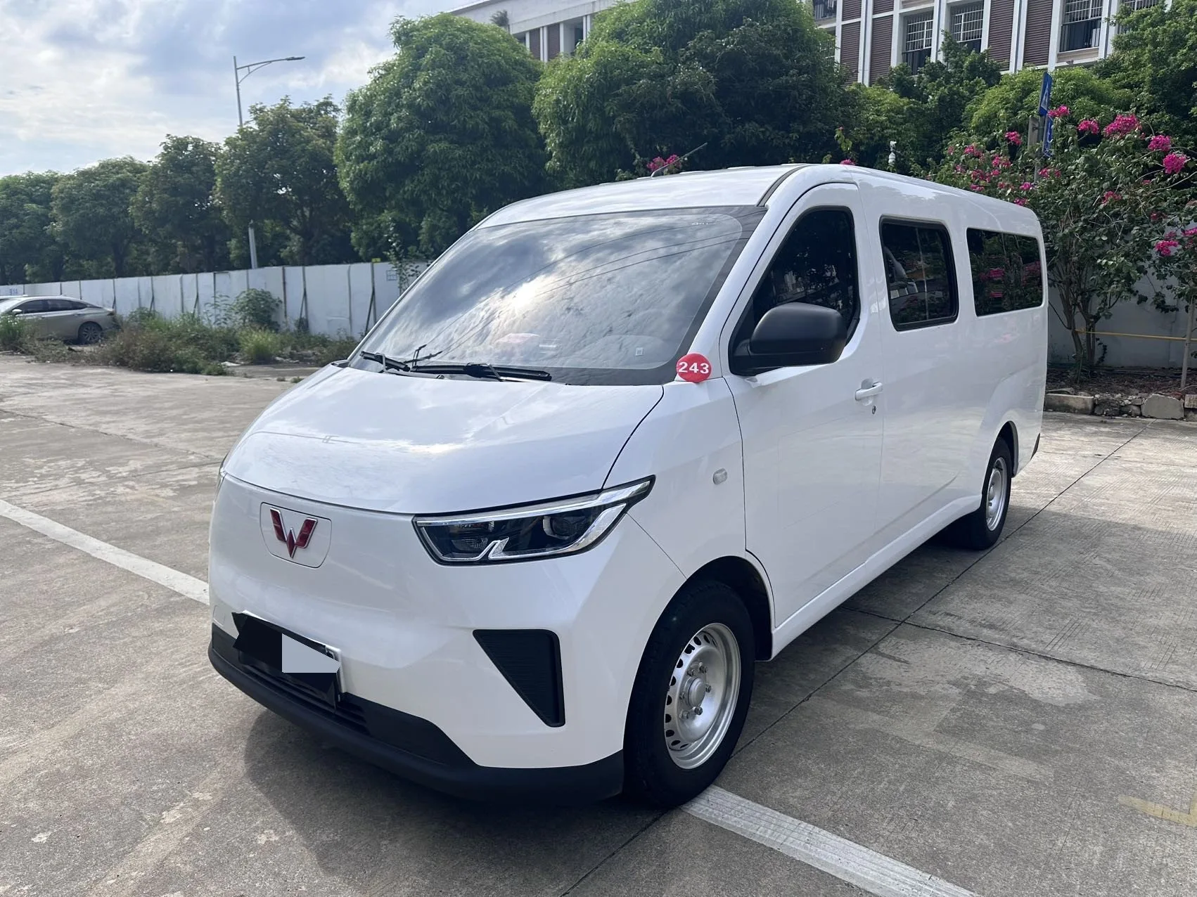 Wuling 2024 Yangguang 300km Comfort Edition Passenger Van, 75kW, Automatic Transmission