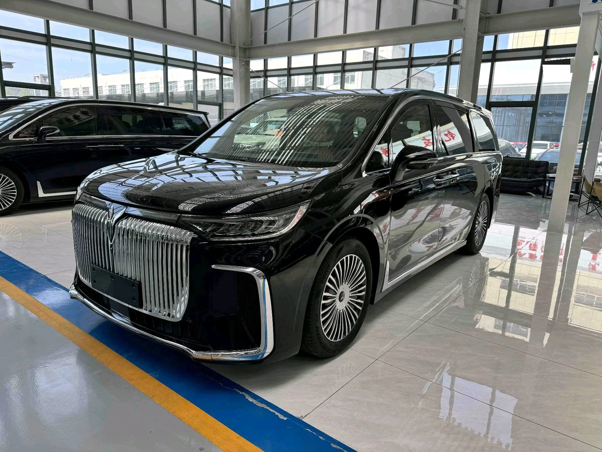 Lan图 2025 Dreamer PHEV 1.5T AWD Flagship Kunpeng Edition Automatic