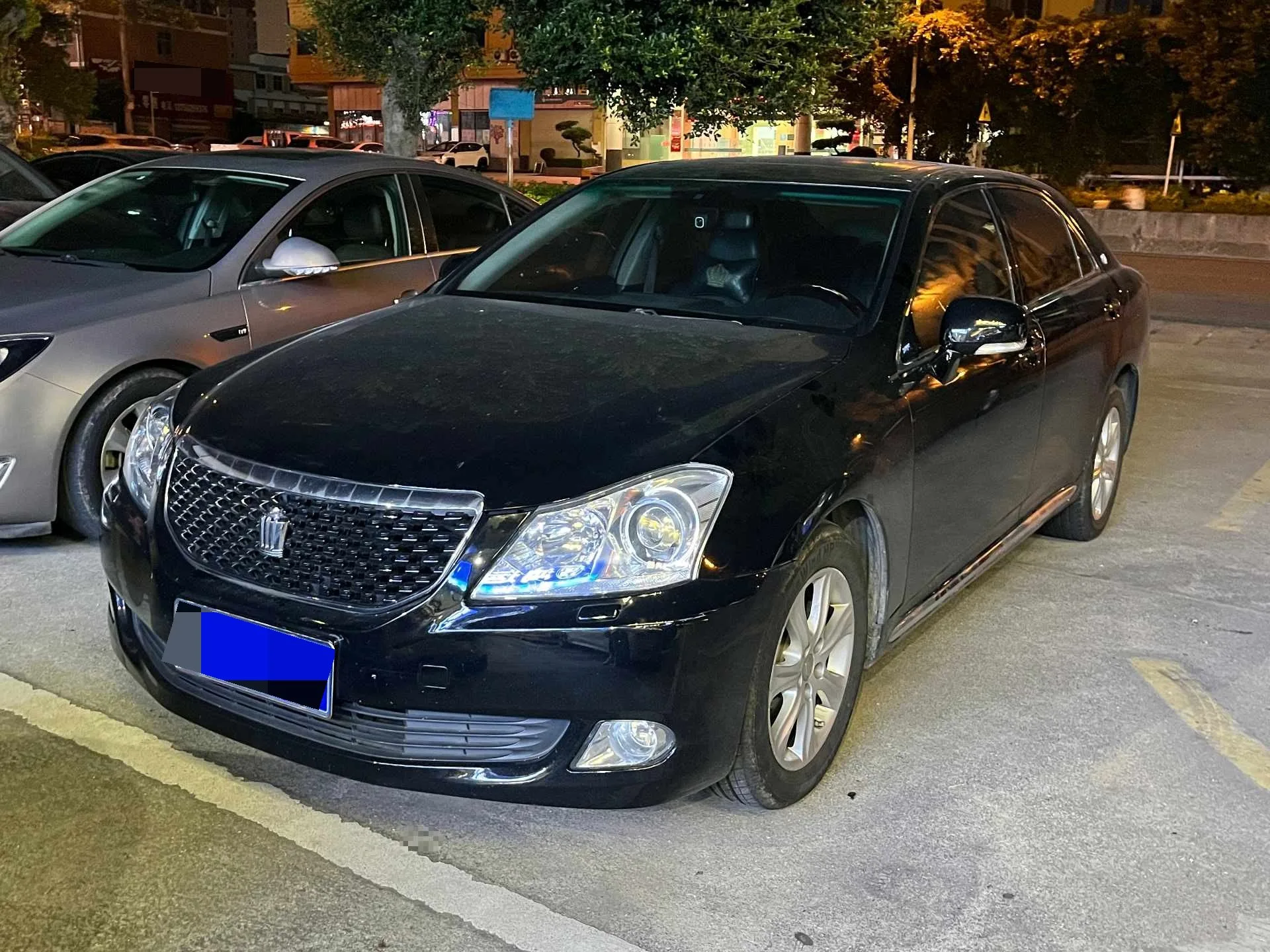 Crown 2010 3.0L Royal Saloon