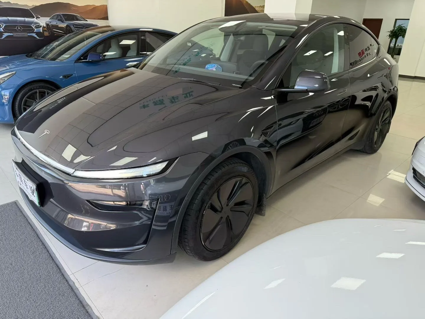 Tesla 2025 Model Y Rear-Wheel Drive Automatic