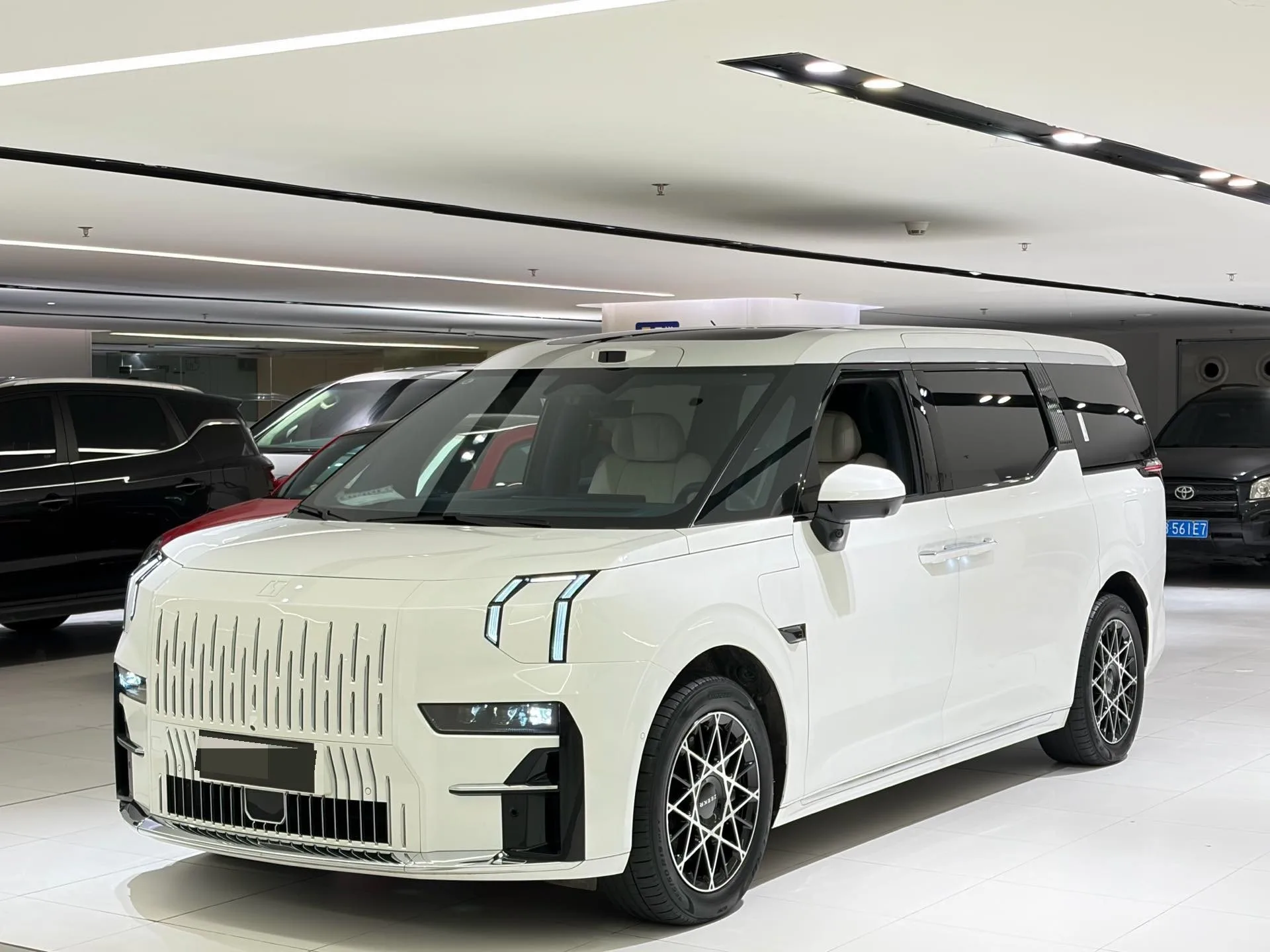 Zeekr 009 2024 Model Year, Six-Seater Executive Edition, AWD, 140kWh
