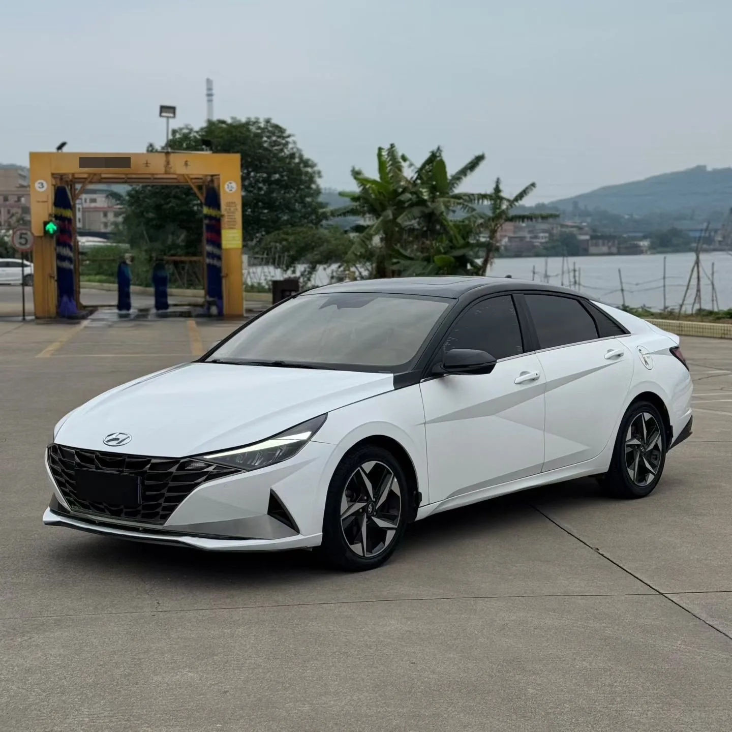 Hyundai Elantra 2021 1.5L CVT LUX Premium Edition