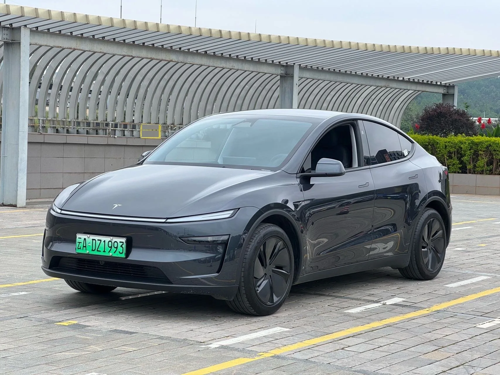 Tesla 2025 Model Y Rear-Wheel Drive Automatic