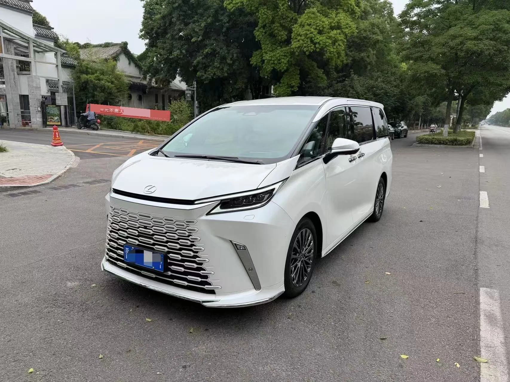Lexus LM 2023 500h Six-Seat Premium Edition
