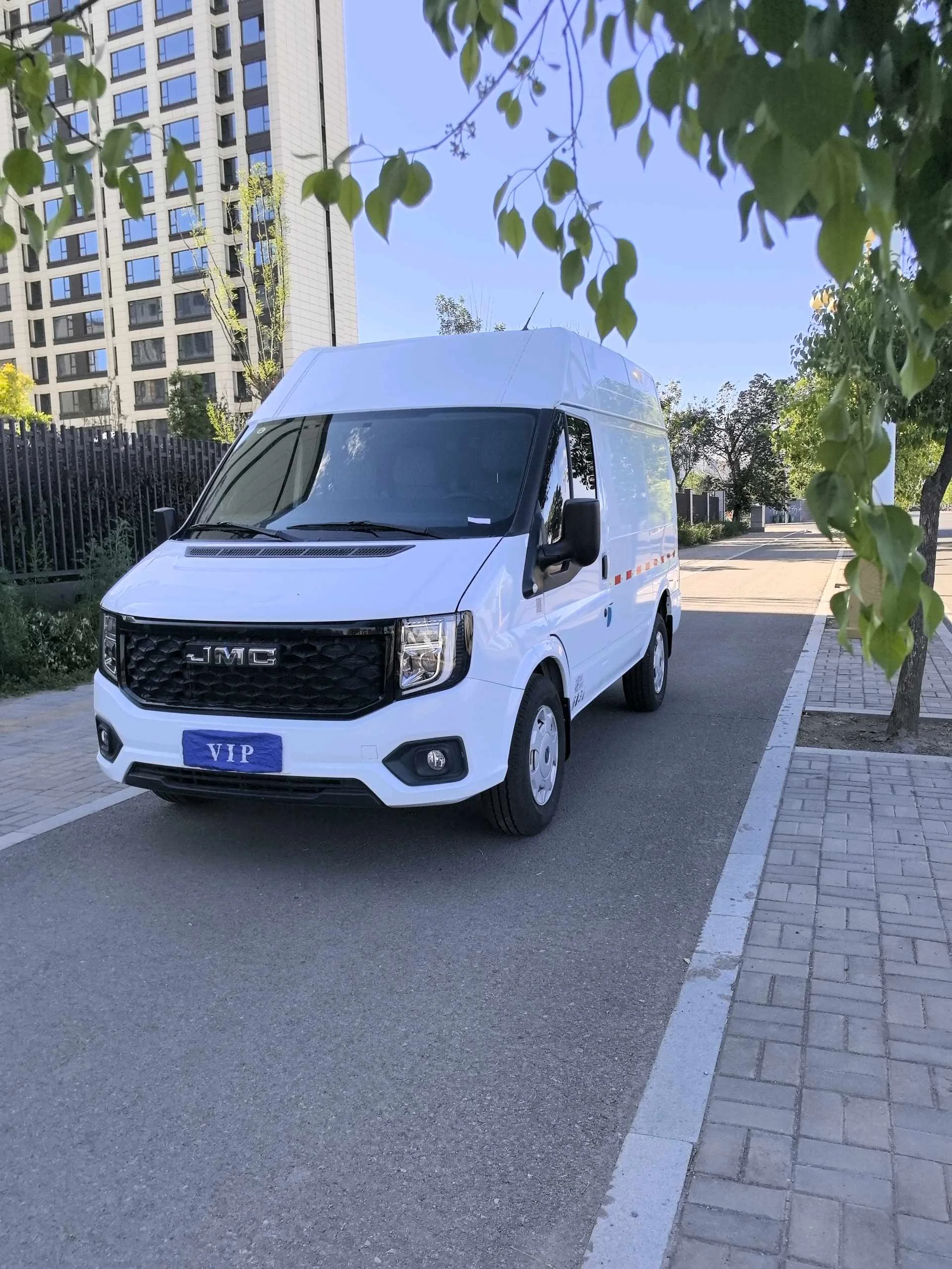 Jiangling 2022 Fushun 2.0T Box Truck, Short Wheelbase, Medium-High Roof, 3 Seats, Manual Transmission