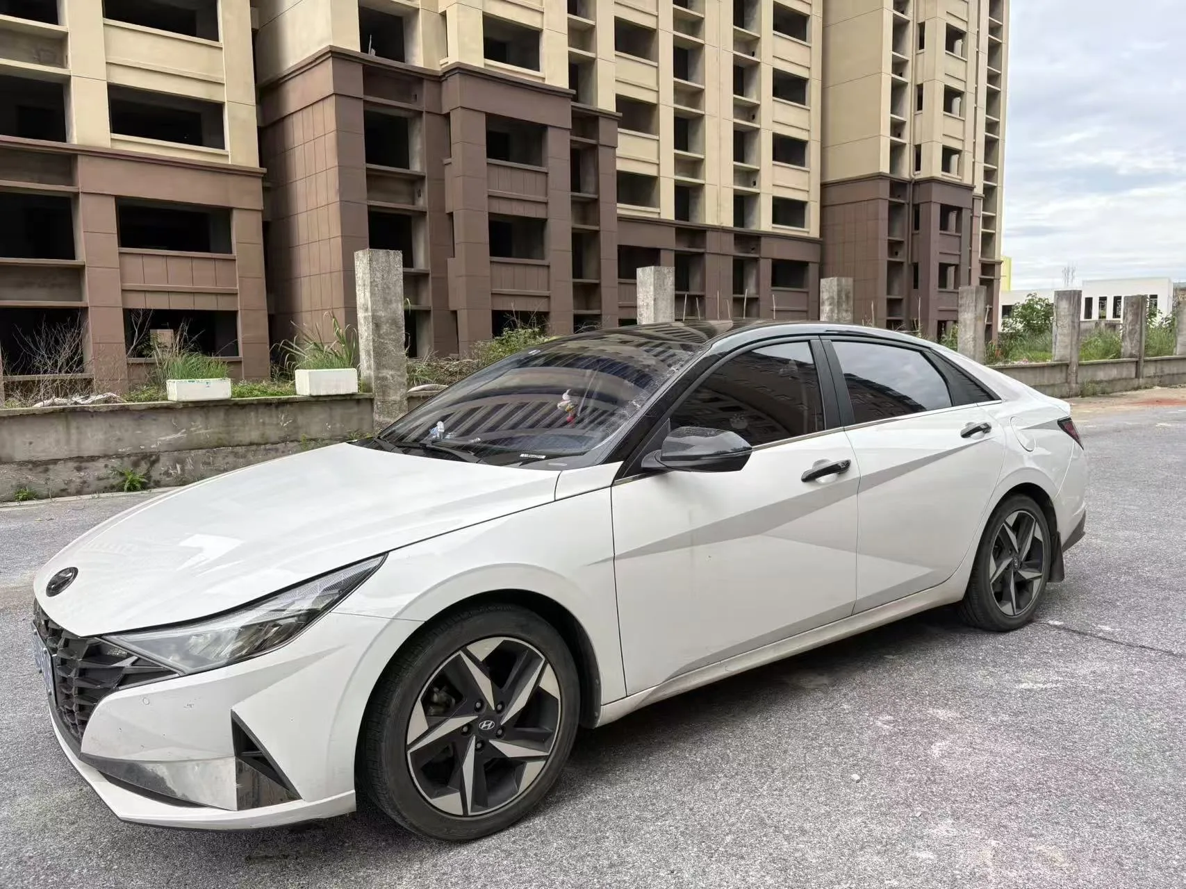 Hyundai Elantra 2021 1.5L CVT LUX Premium Edition